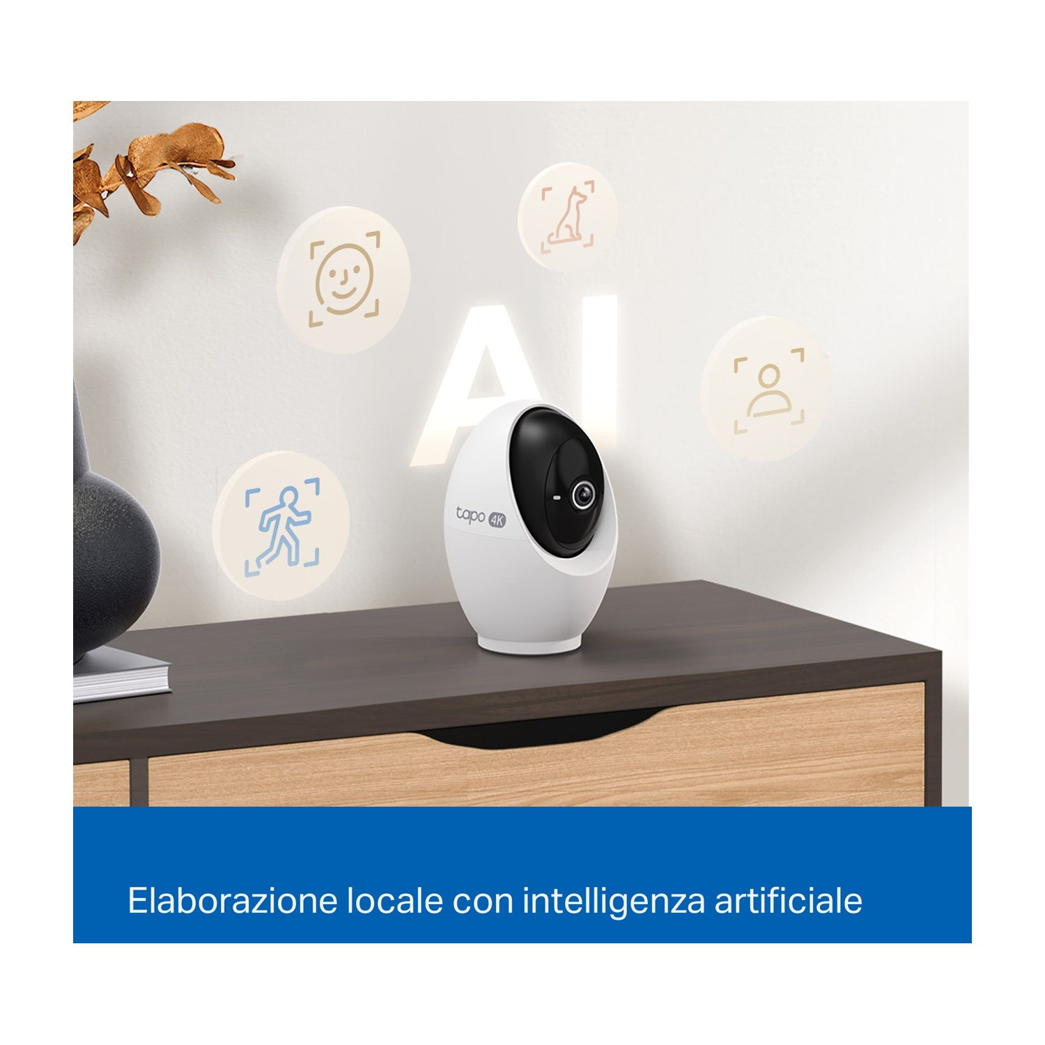 Una telecamera di sicurezza bianca con lente nera su una superficie di legno. Icone e testo AI sullo sfondo. Il testo in basso è in italiano.