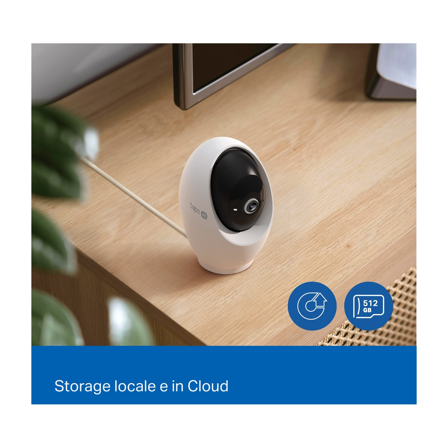 Una telecamera di sicurezza bianca e nera su una superficie di legno. Una barra blu in basso dice: 'Archiviazione locale e cloud'.