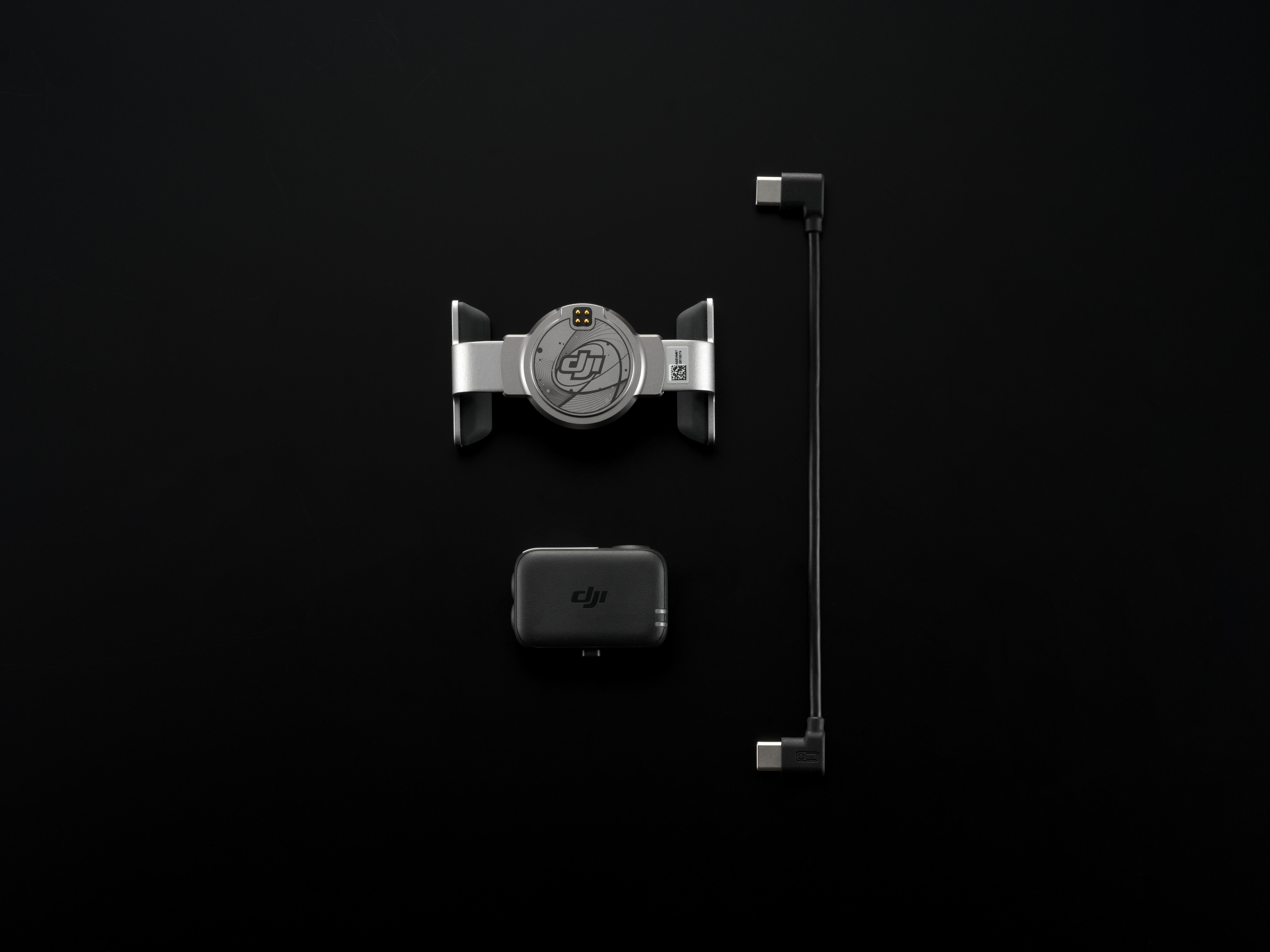 DJI-Produktkomponenten auf schwarzem Hintergrund: Empfänger, Kragen, Sender und Kabel mit USB-C-Anschlüssen.