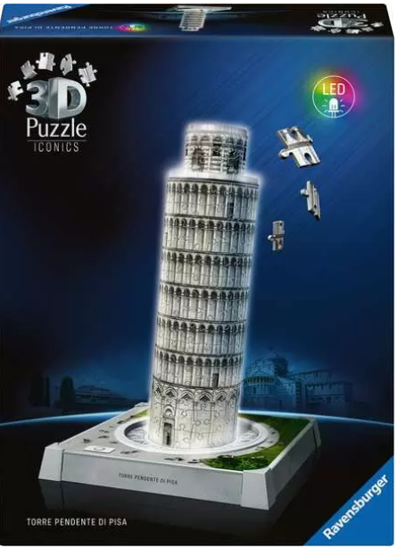 Ein 3D-Puzzle des Schiefen Turms von Pisa. Teile sind abgelöst, der Turm steht auf einem Sockel. Im Hintergrund ist eine Box.