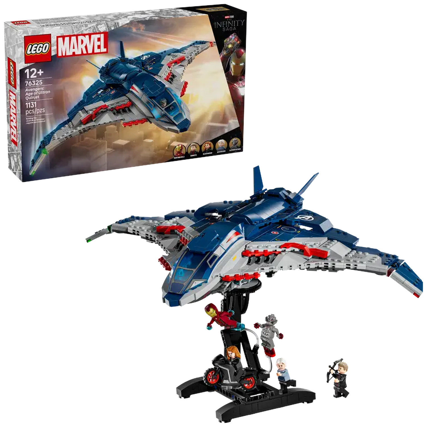 Een Lego Marvel Avengers Quinjet set, met het vliegtuig boven verschillende minifiguren op een zwarte standaard. De doos is ook zichtbaar.