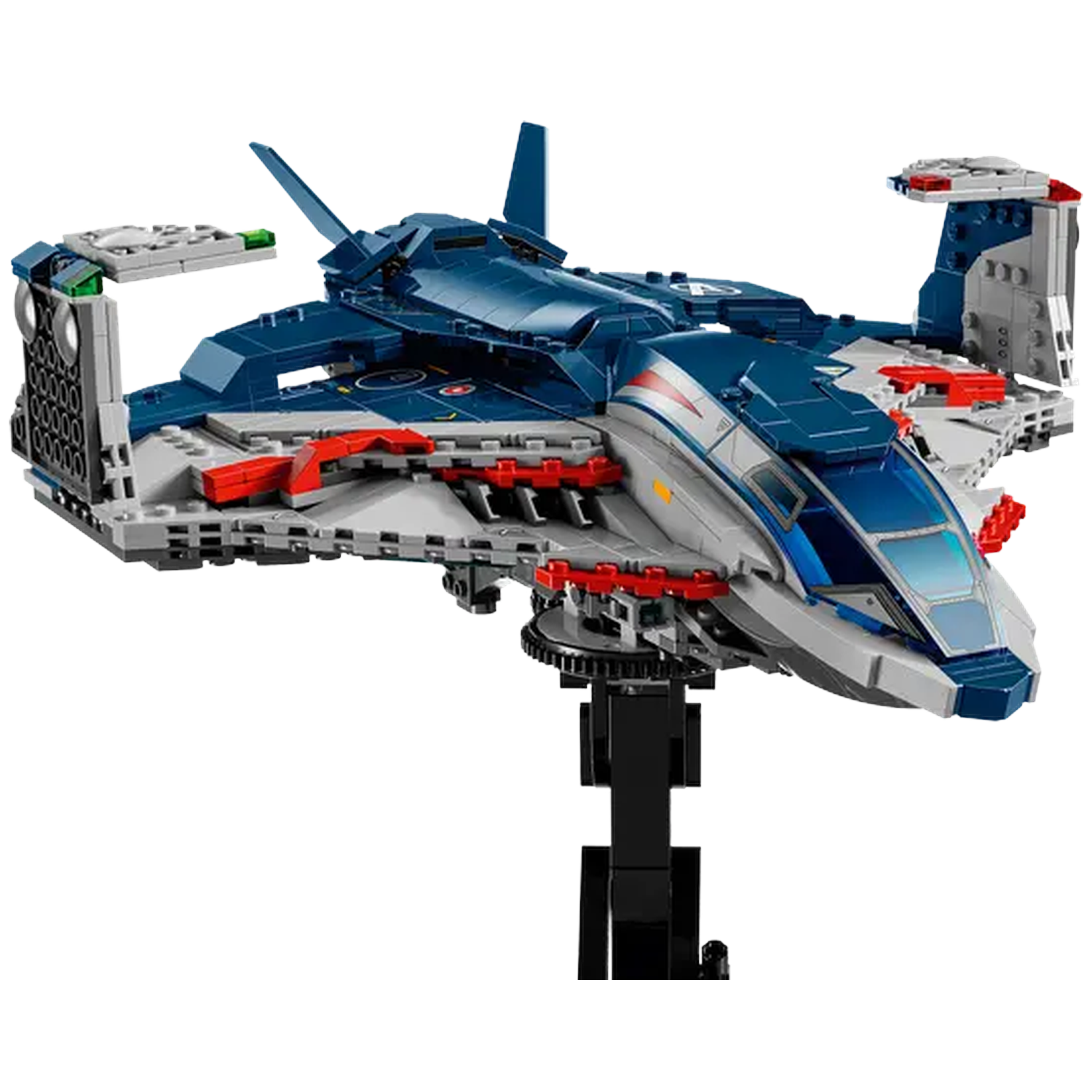 Een Lego jetmodel, voornamelijk blauw, grijs en rood, op een zwarte standaard. De jet heeft vleugels, staartvinnen en een cockpit.