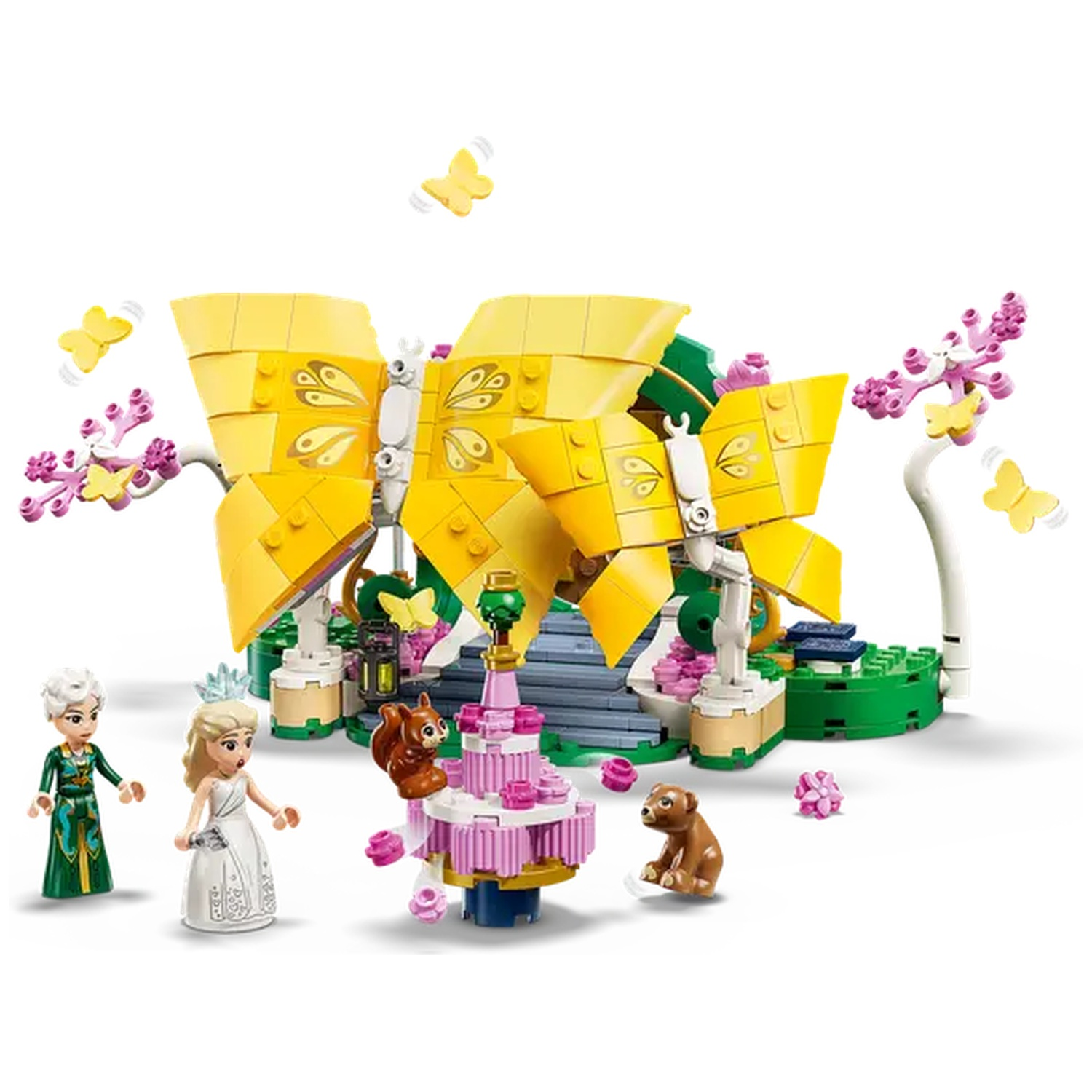 Een Lego-set met twee gele vlindervleugels, figuren van Elsa en Anna, een eekhoorn, een beer en een roze taart met meerdere lagen.