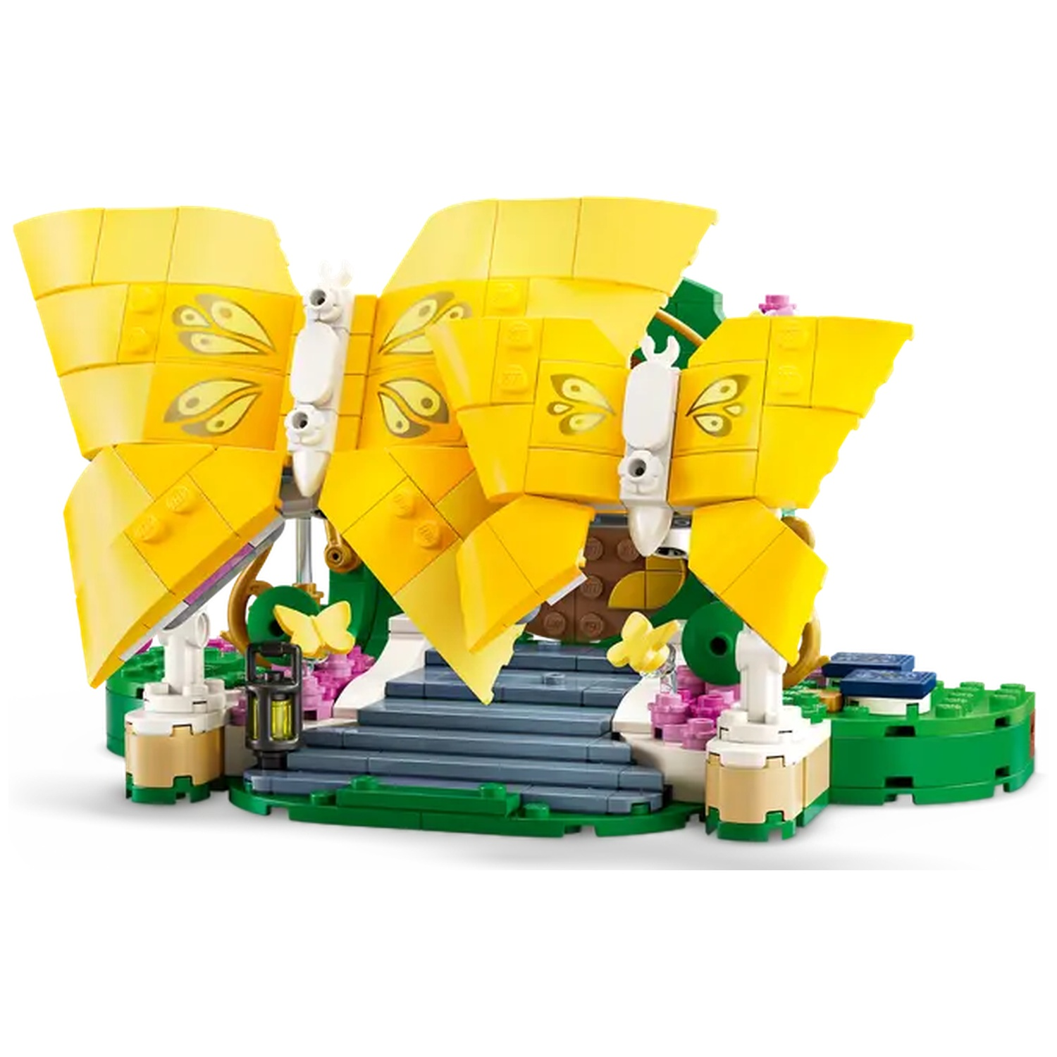 Een Lego-set dat een gele vlindervormige structuur afbeeldt met trappen, groen en een kleine lantaarn op een witte achtergrond.