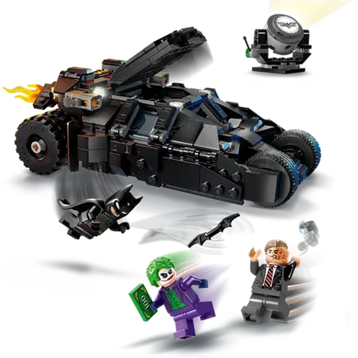 Lego set met Batmobile, Batman, Joker en Twee-Gezicht minifiguren. Bat-Signal schijnt. Actiescène met vlammen en batarangs.