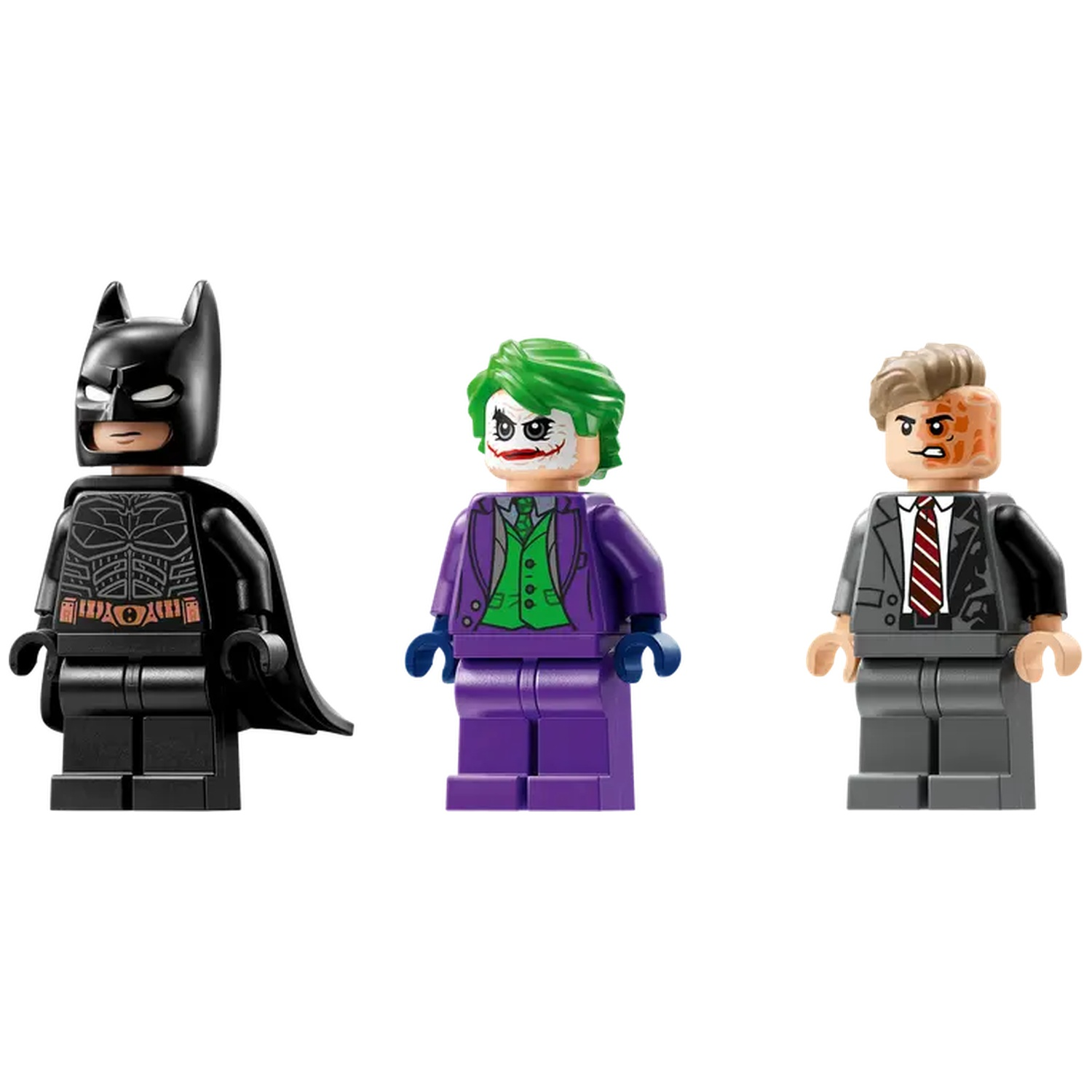 Drie Lego-figuren: Batman in zwart, de Joker in paars en groen, en Two-Face in grijs en bruin. Allemaal op een witte achtergrond.