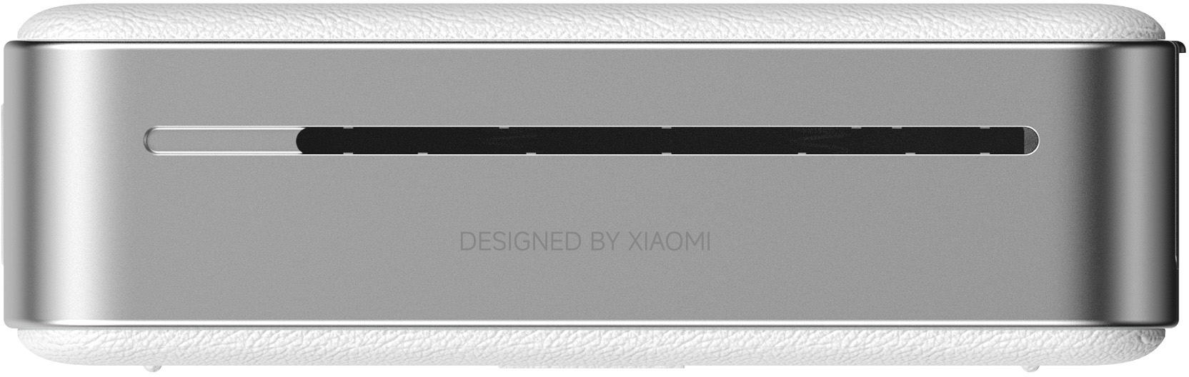 Ezüst készülék fekete csíkkal és 'Designed by Xiaomi' felirattal. Fehér, bőrhatású teteje és alja.