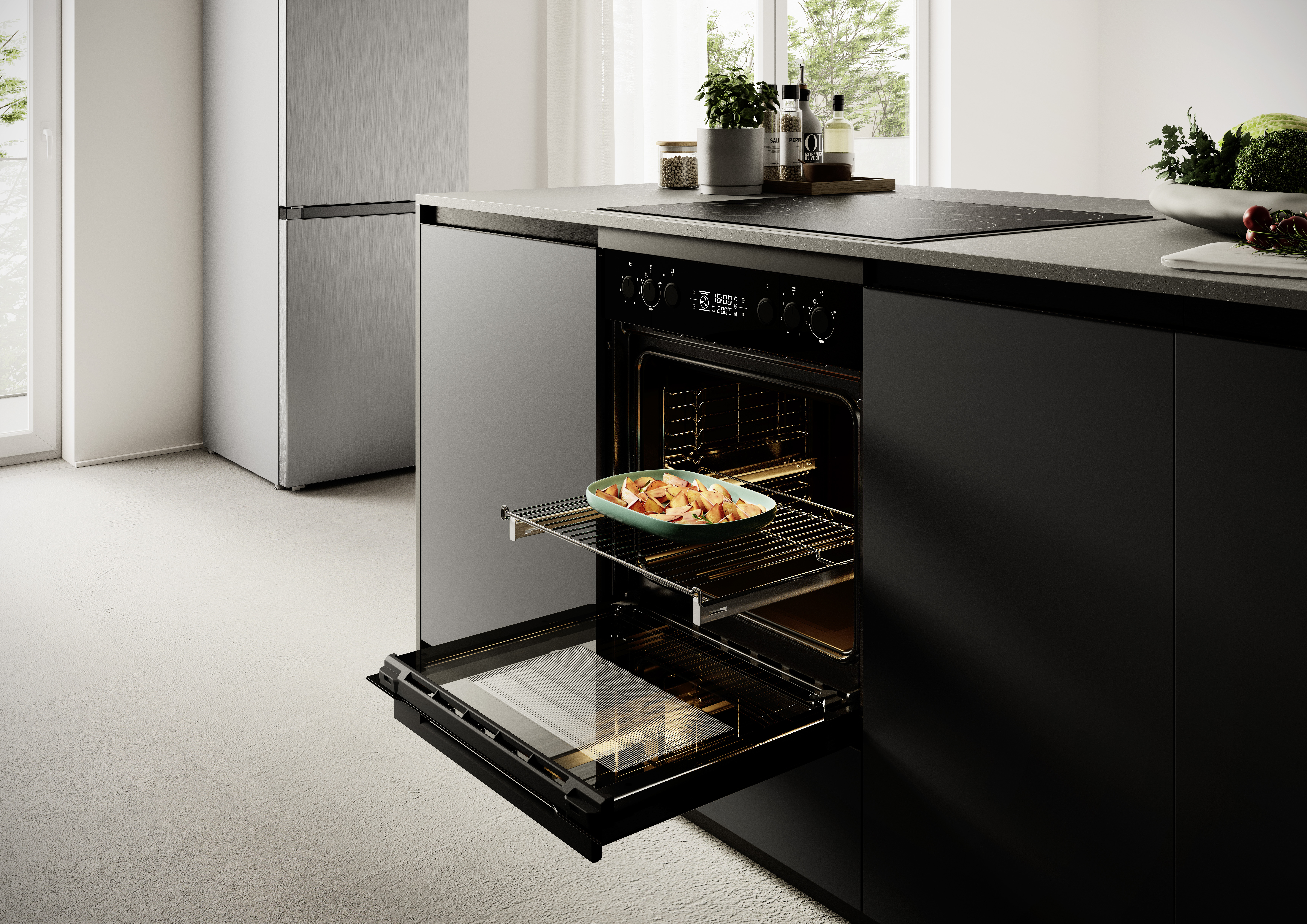 Küche mit offenem Ofen. Ein Gericht mit Essen steht im Inneren. Links steht ein Kühlschrank.