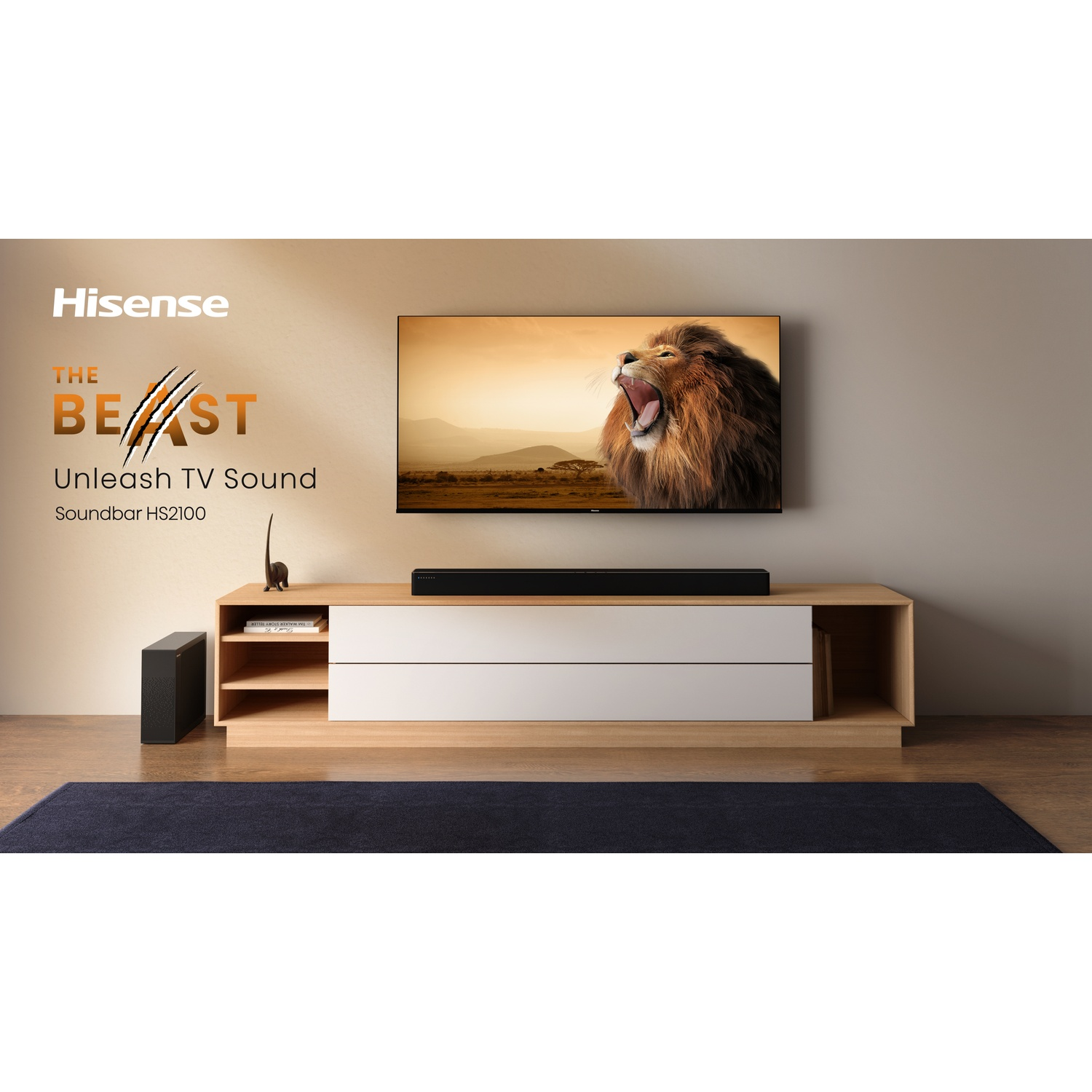 Configuration de salon avec une télévision montrant un lion, une barre de son et un caisson de basses. Le texte indique 'The Beast' et 'Unleash TV Sound'.