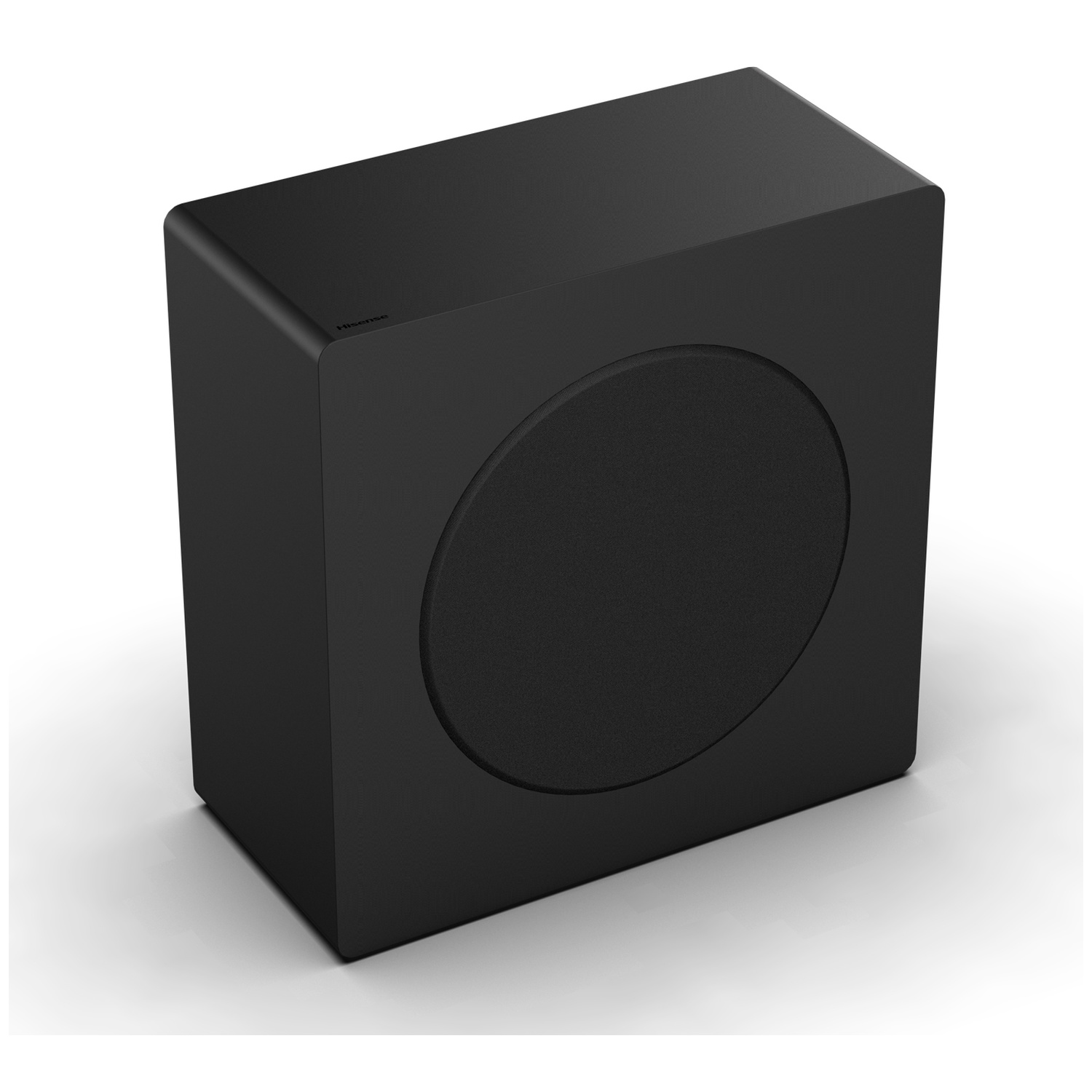 Un caisson de basses noir avec un couvercle de haut-parleur arrondi. Le caisson de basses est rectangulaire et repose sur une surface blanche. La marque est Hisense.