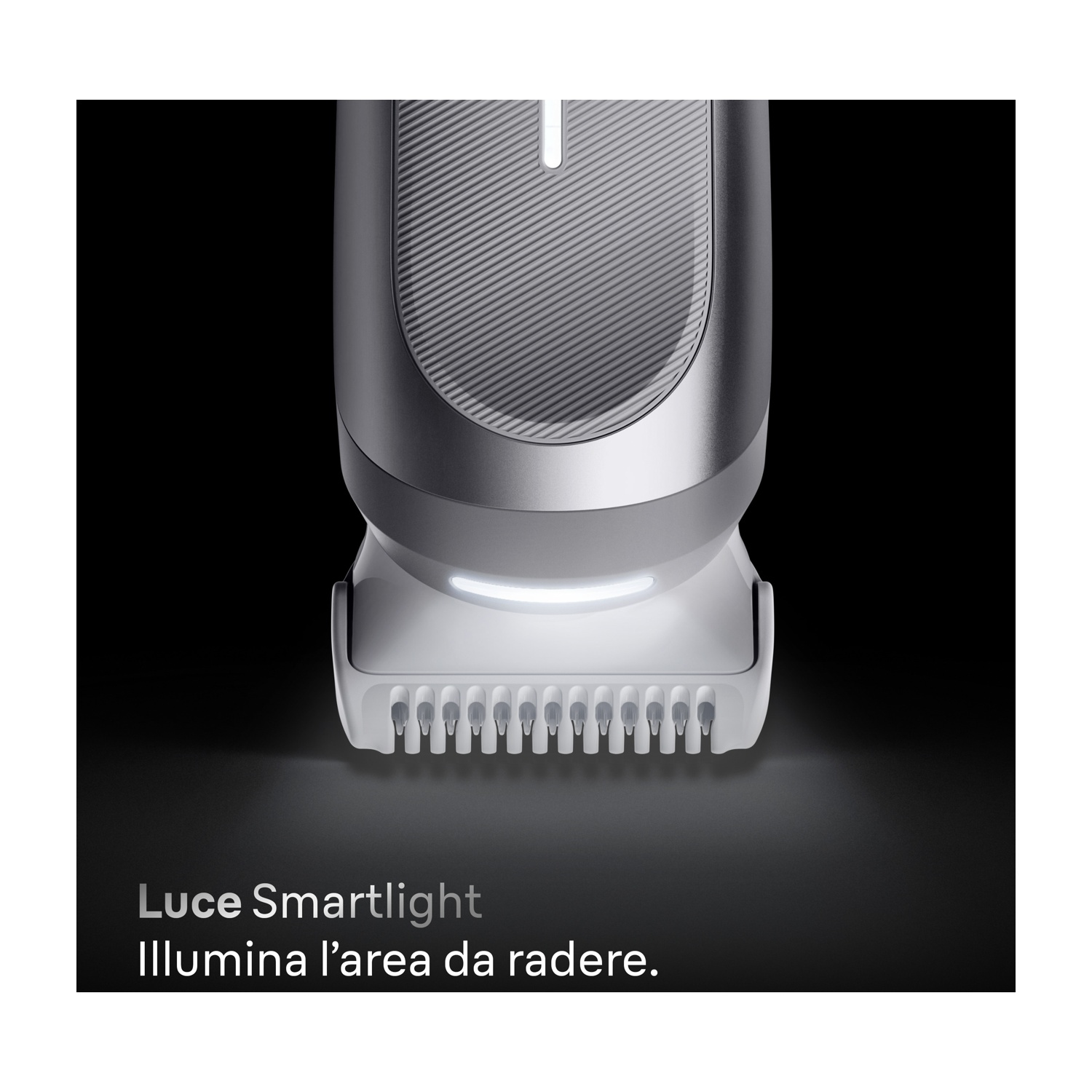 Primo piano di un rasoio elettrico argento e bianco con una luce che illumina la testina. Sfondo nero.