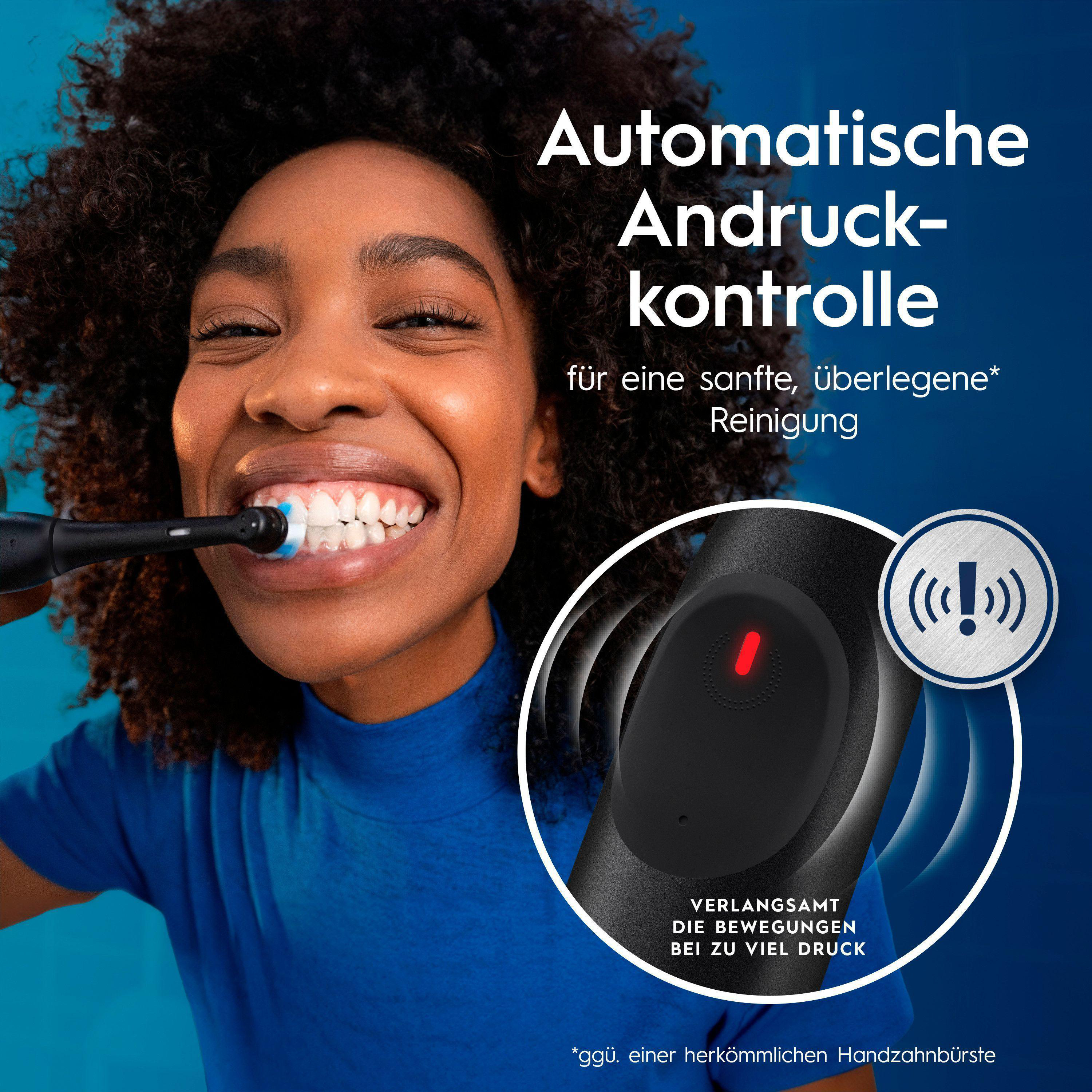 Eine Frau putzt sich lächelnd die Zähne. Text zeigt automatische Druckkontrolle an.