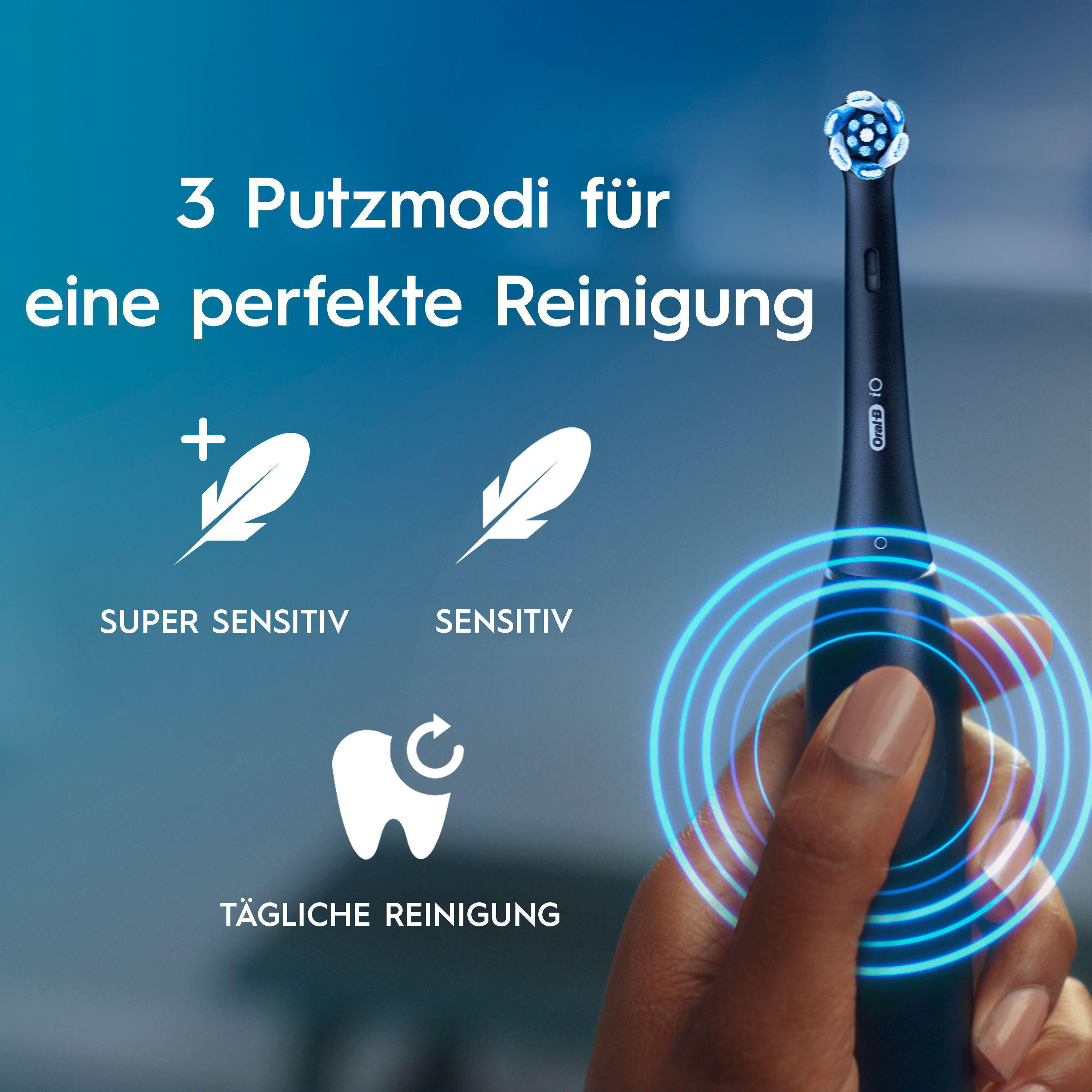 Das Bild zeigt eine elektrische Zahnbürste mit verschiedenen Reinigungsmodi. Eine Hand hält die Bürste.