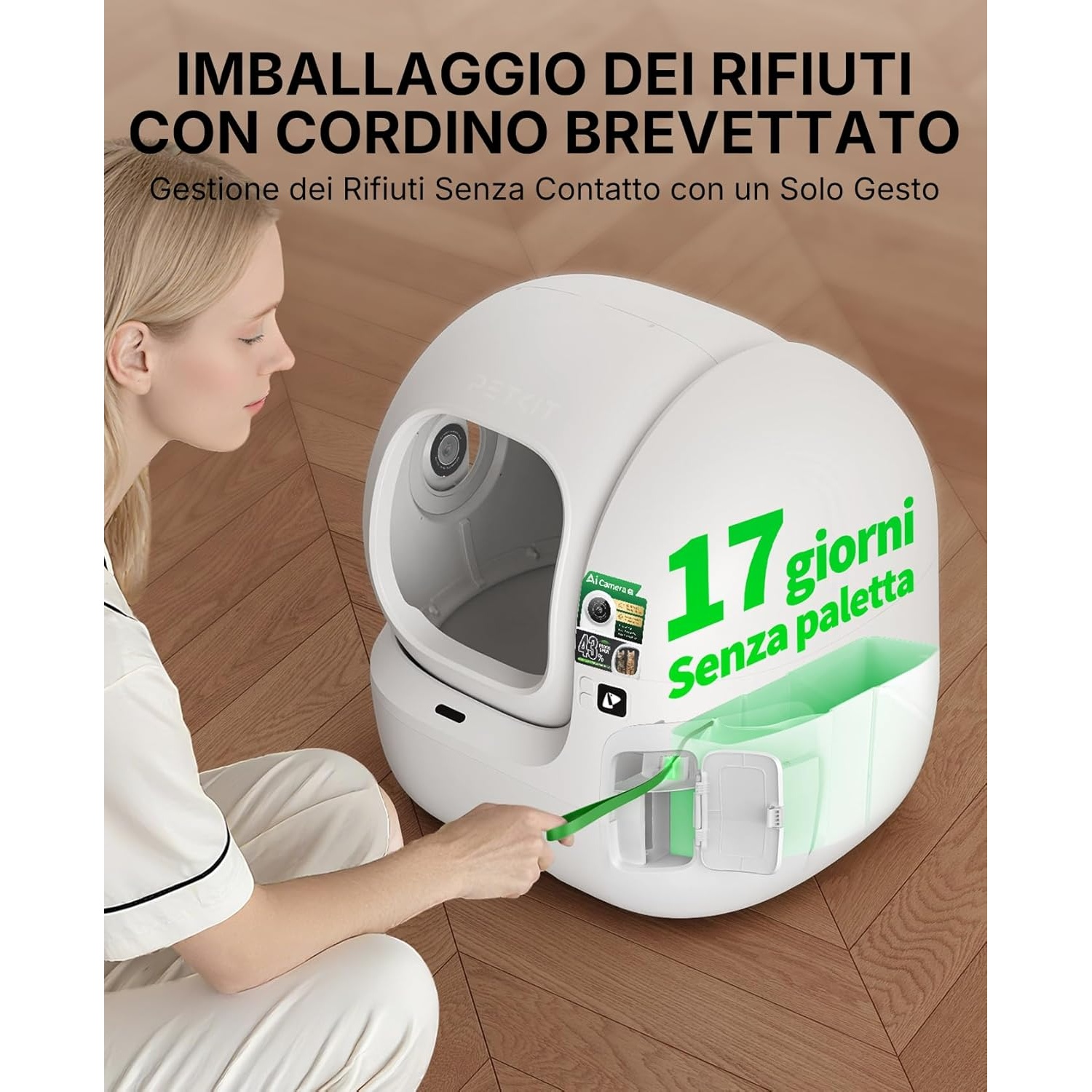 Una donna aziona una lettiera PETKIT bianca. Il testo recita '17 giorni Senza paletta'. La macchina ha un vassoio verde estraibile.