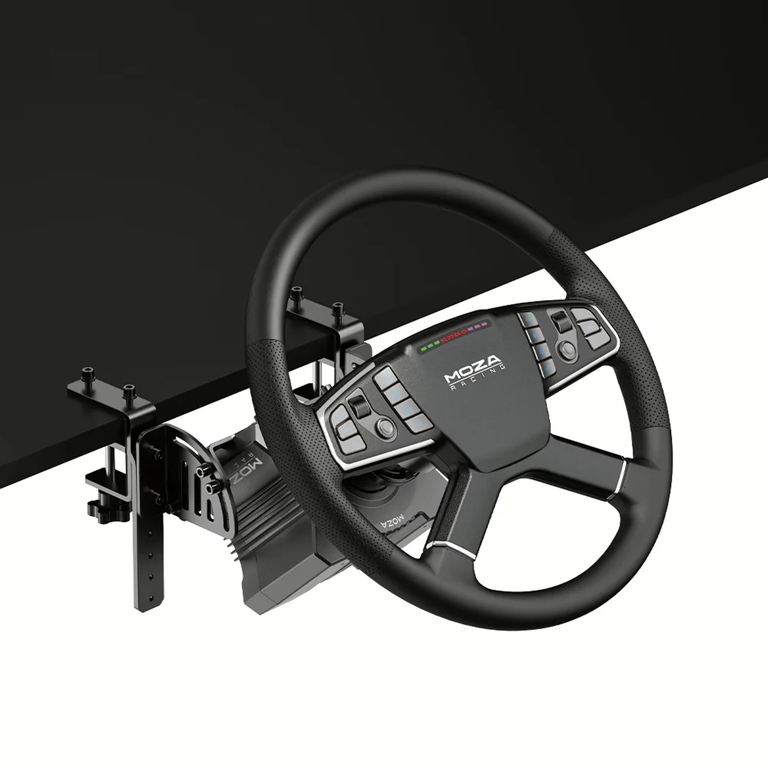 Un volante da corsa nero è montato su un tavolo nero con un morsetto. Il volante ha dei pulsanti ed è visibile il marchio MOZA RACING.