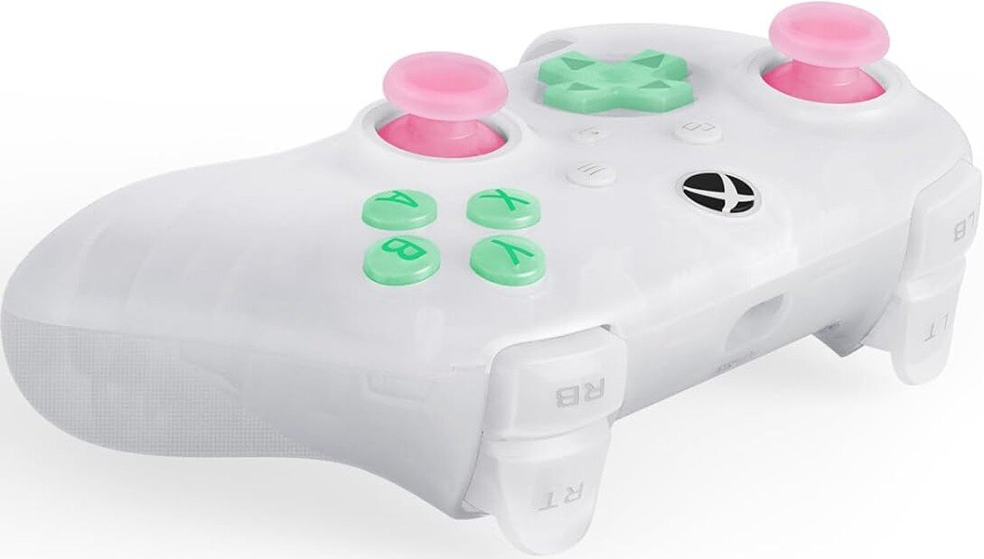 Biały kontroler Xbox z różowymi gałkami i zielonymi przyciskami. Przyciski to A, B, X, Y. D-pad jest zielony.