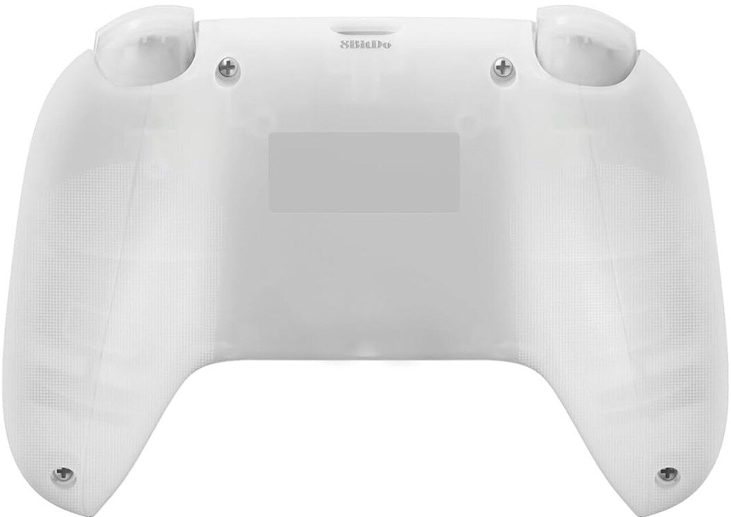 Tył białego kontrolera do gier. Posiada uchwyty, przyciski i logo 8BitDo. Widoczne są śruby.