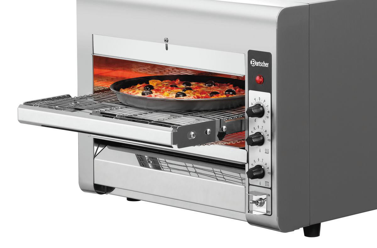 Pizza in einem gewerblichen Ofen. Der Ofen ist aus Edelstahl mit Bedienelementen. Die Pizza befindet sich in einer Pfanne, mit Oliven und Käse.