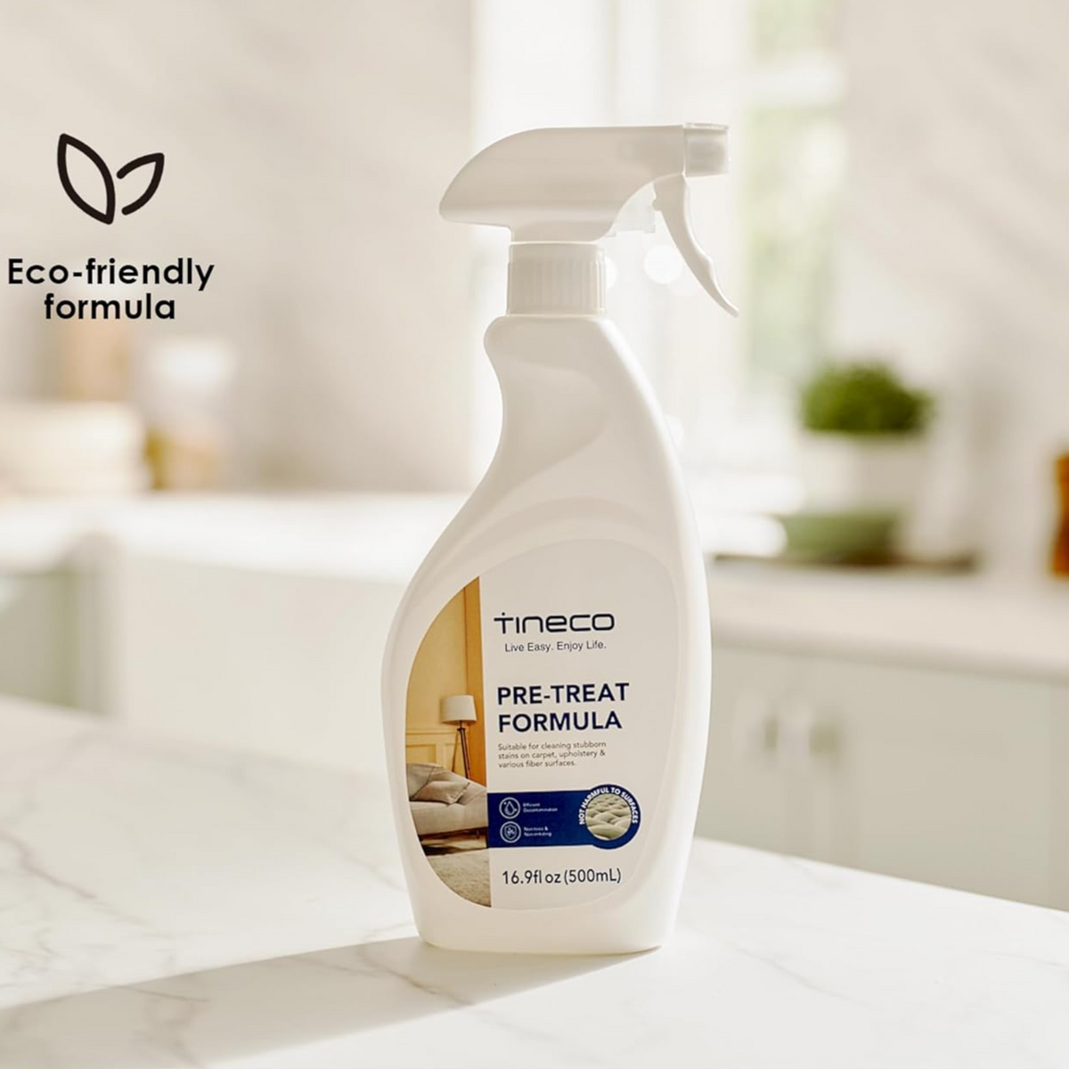 Egy fehér Tineco Pre-Treat Formula spray palack márvány felületen. A palackon van egy ravasz, és szöveg a tisztításról.