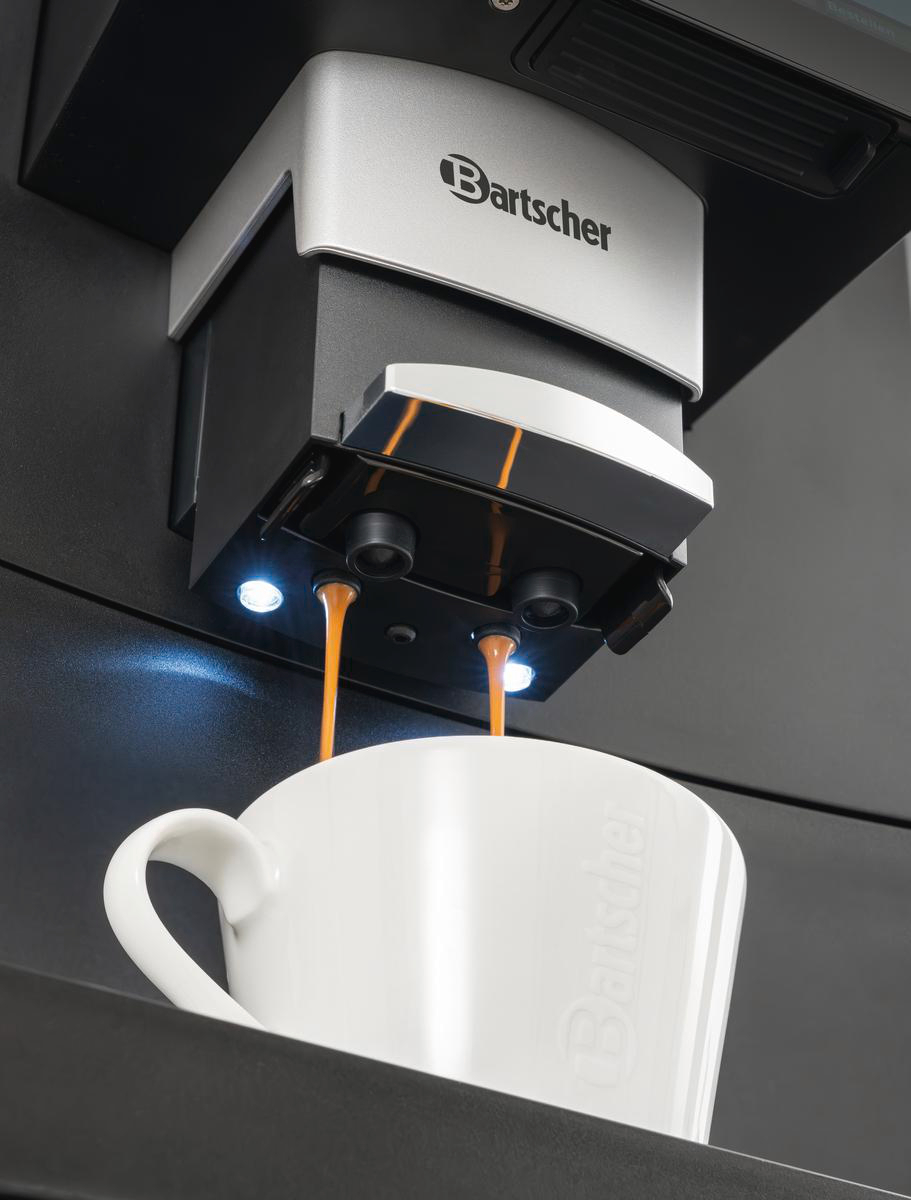 Kaffeemaschine, die Kaffee in eine weiße Tasse ausgibt. Die Maschine ist silber und schwarz, mit der Marke 'Bartscher'.