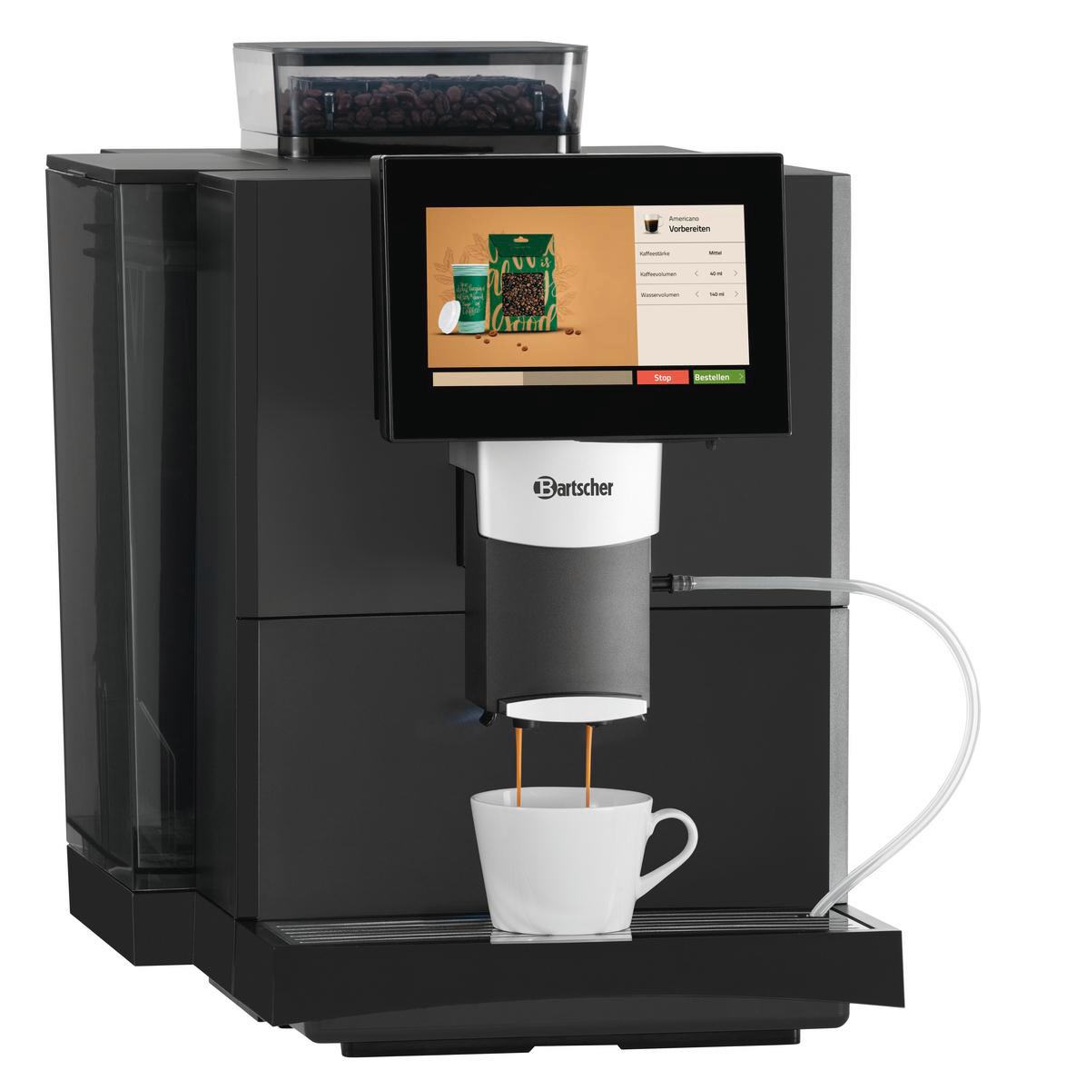Eine schwarze Kaffeemaschine gibt Kaffee in eine weiße Tasse aus. Ein Bildschirm zeigt Kaffeezubereitungsoptionen. Kaffeebohnen sind sichtbar.