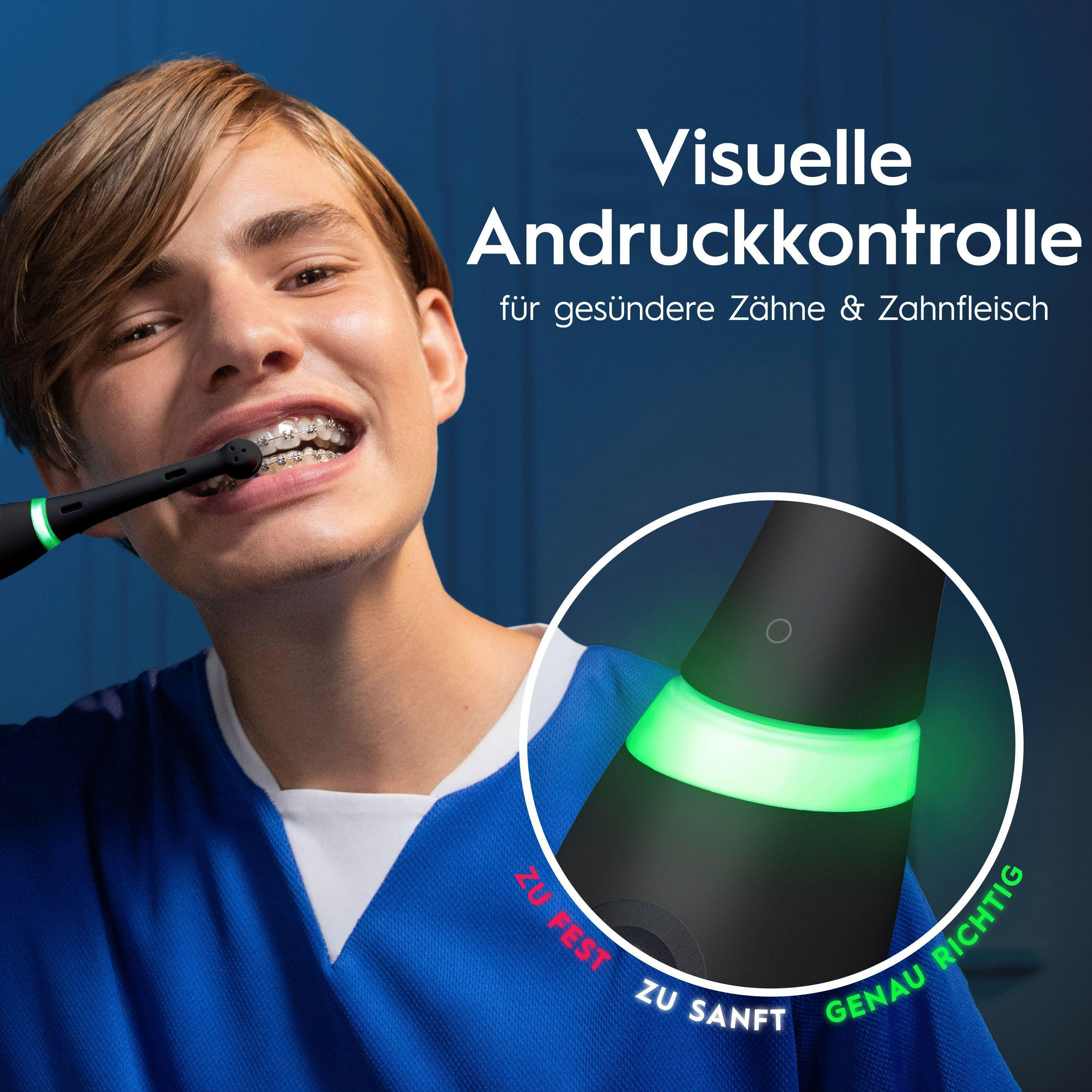 Teenager mit elektrischer Zahnbürste, zeigt Zähne mit Zahnspange. Text lautet 'Visuelle Andruckkontrolle'.