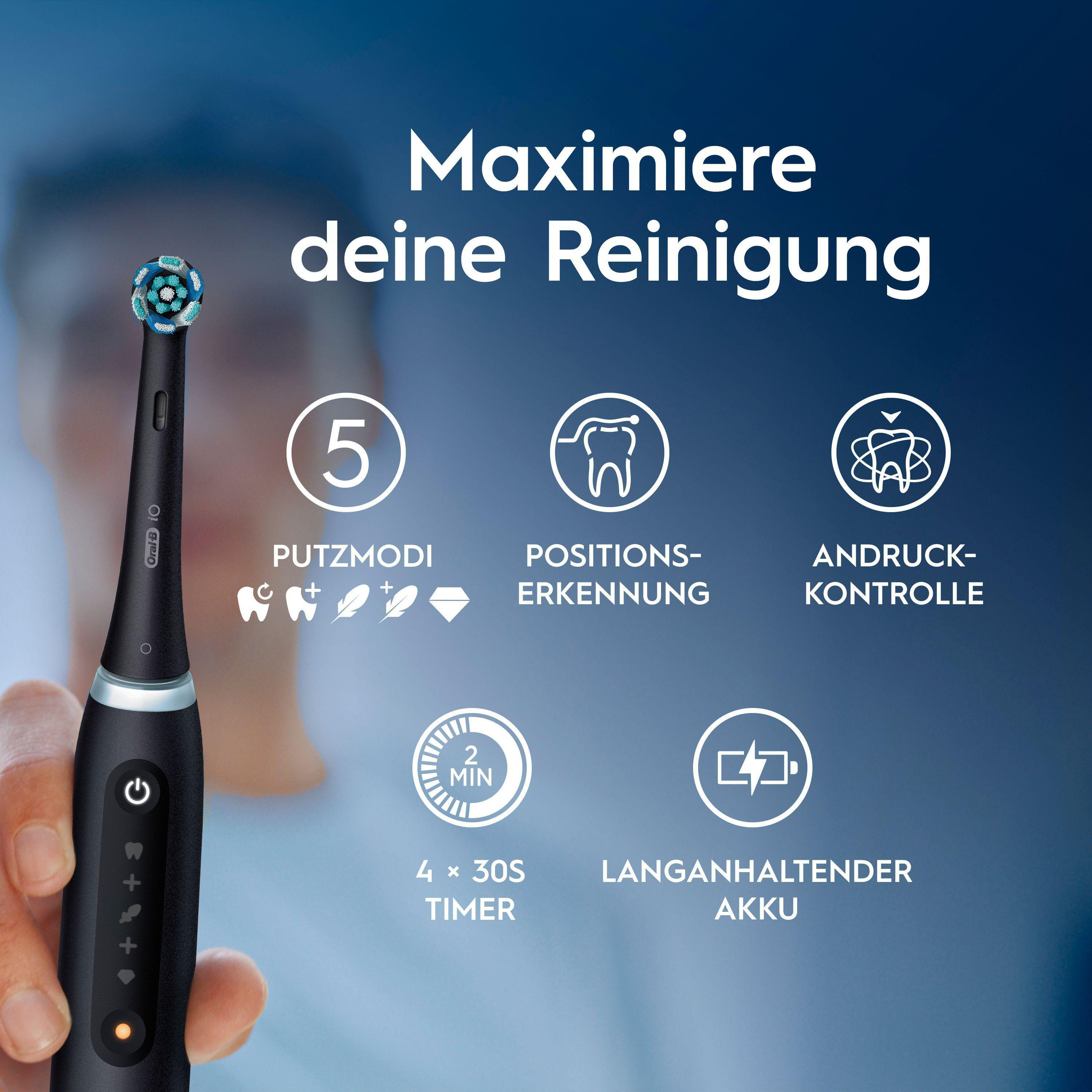 Eine schwarze elektrische Zahnbürste von Oral-B wird von einer Hand gehalten. Der Bürstenkopf ist blau und weiß.