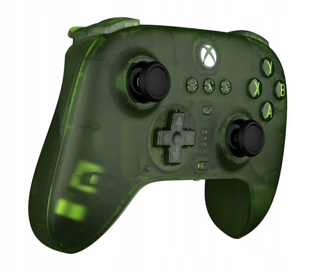 Przezroczysty zielony kontroler Xbox z czarnymi gałkami i przyciskami. Widoczne logo Xbox oraz przyciski A, B, X, Y.