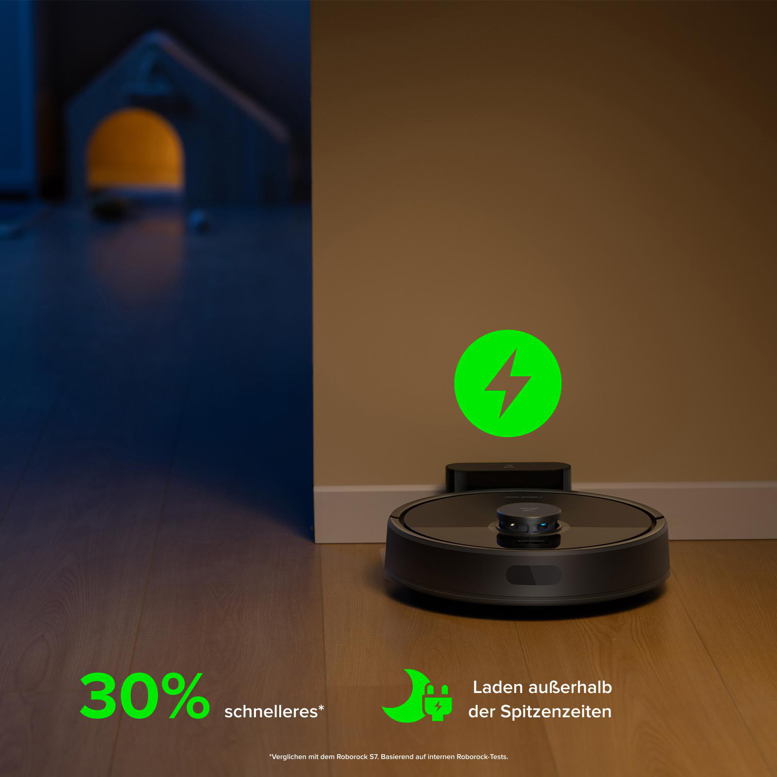Ein schwarzer Roboter-Staubsauger wird aufgeladen. Über ihm befindet sich ein grünes Blitzsymbol. Der Text lautet '30% schneller'.