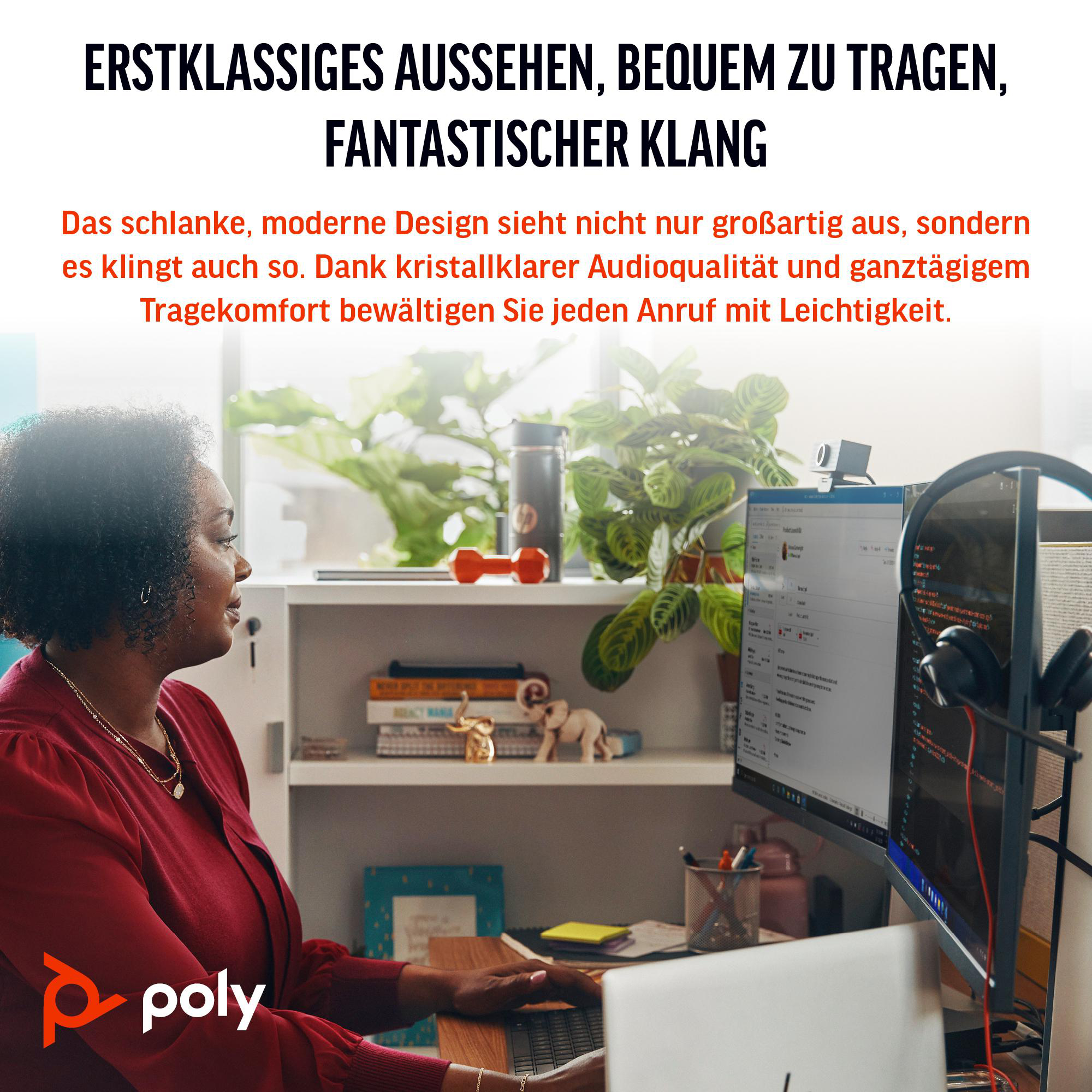 Eine Frau arbeitet an einem Schreibtisch mit Computer und Kopfhörern. Es gibt Pflanzen, eine Wasserflasche und dekorative Gegenstände.