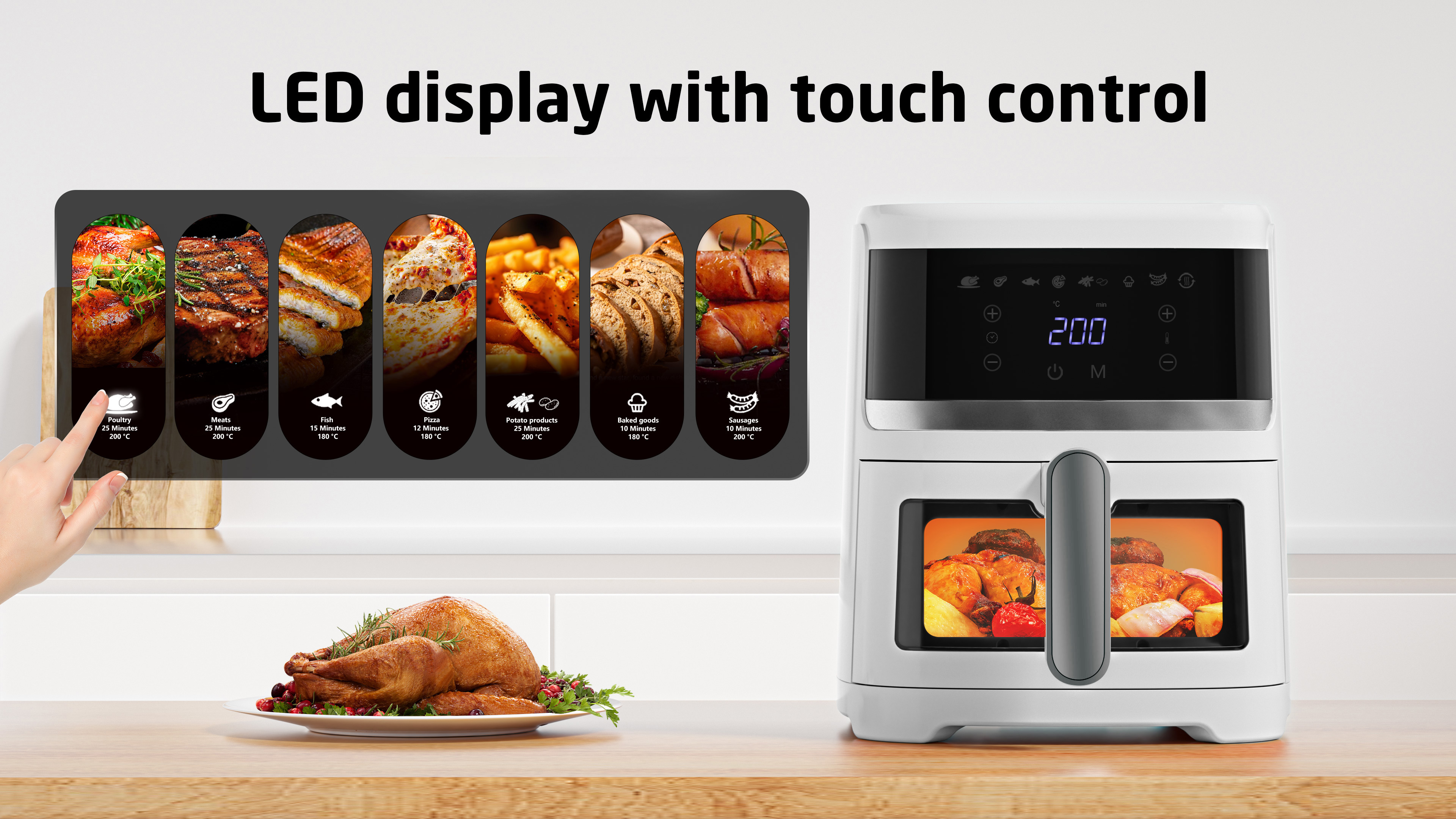Frytownica powietrzna z cyfrowym wyświetlaczem pokazuje opcje żywności. Ręka dotyka opcji drobiu. Poniżej znajduje się upieczony indyk.