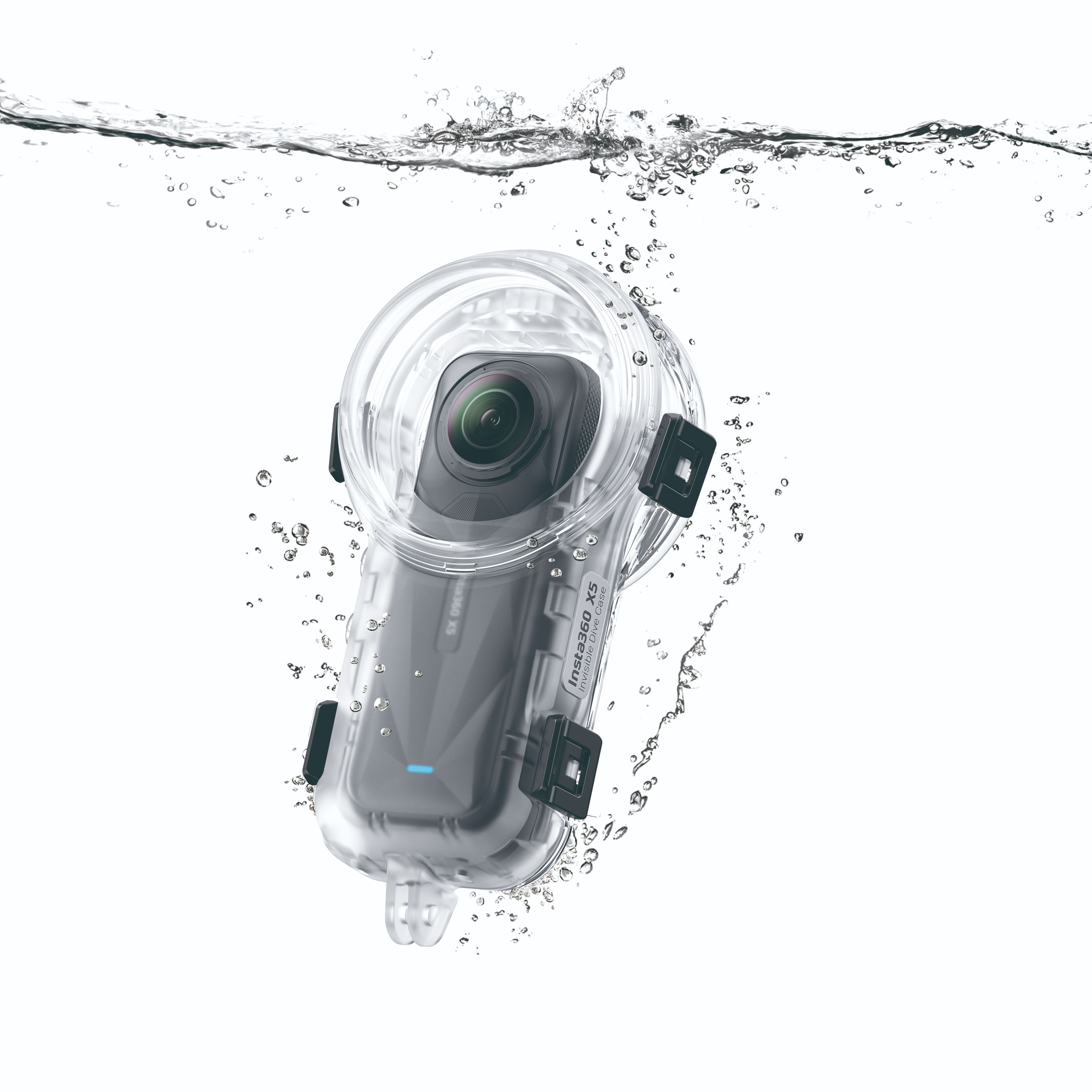 Eine Kamera in einer transparenten Hülle ist in Wasser getaucht, umgeben von Blasen. Die Kamera ist mit Insta360 X5 beschriftet.