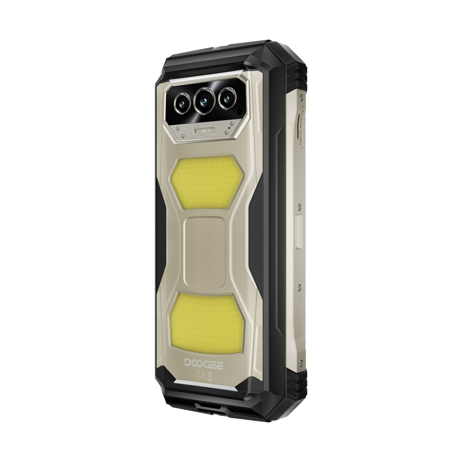 Uno smartphone robusto con fotocamera a tripla lente e flash. Ha un retro beige con dettagli neri e il logo Doogee.