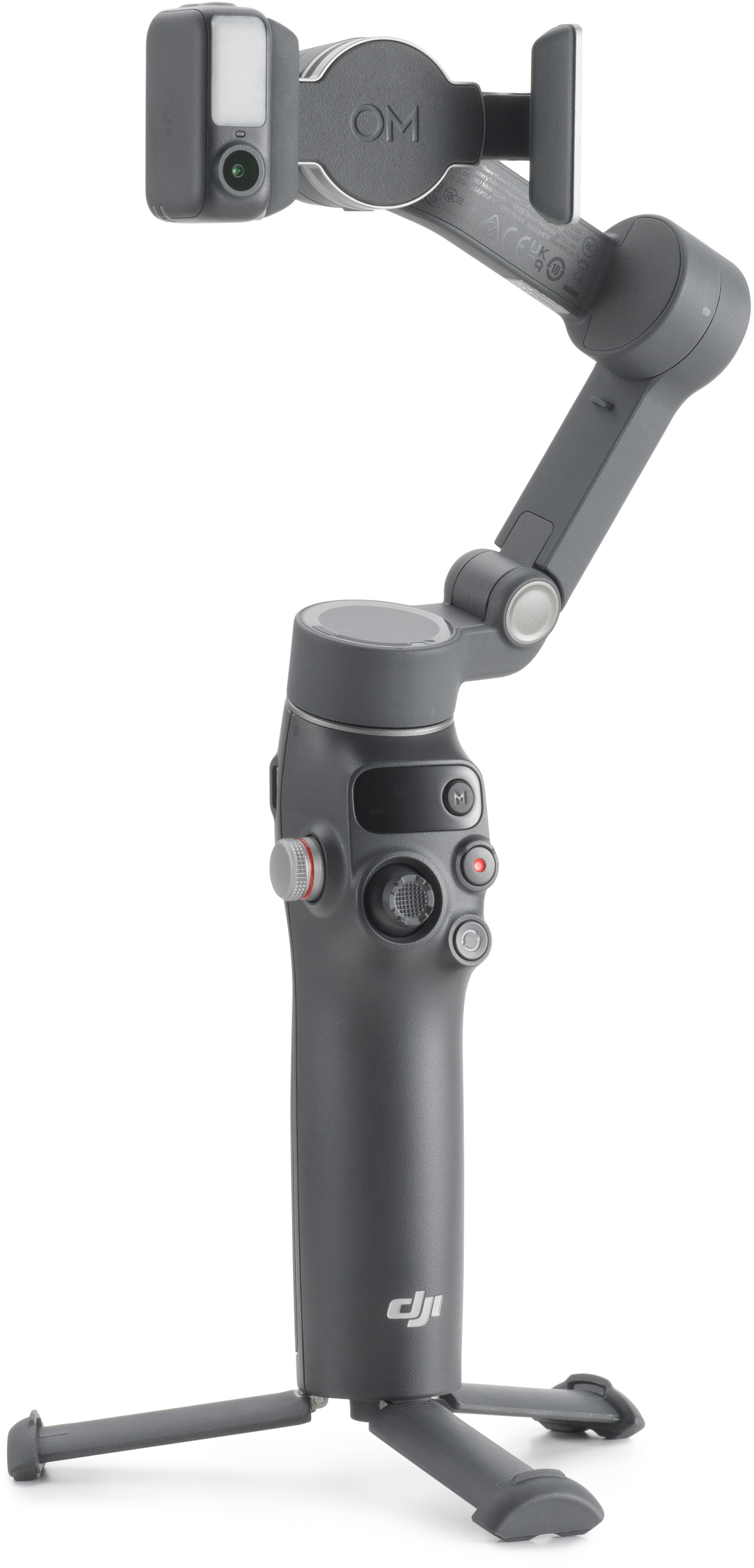 Egy szürke DJI Osmo Mobile gimbal. Van rajta kamera, gombok és egy összecsukható állványtalp. A háttér fehér.