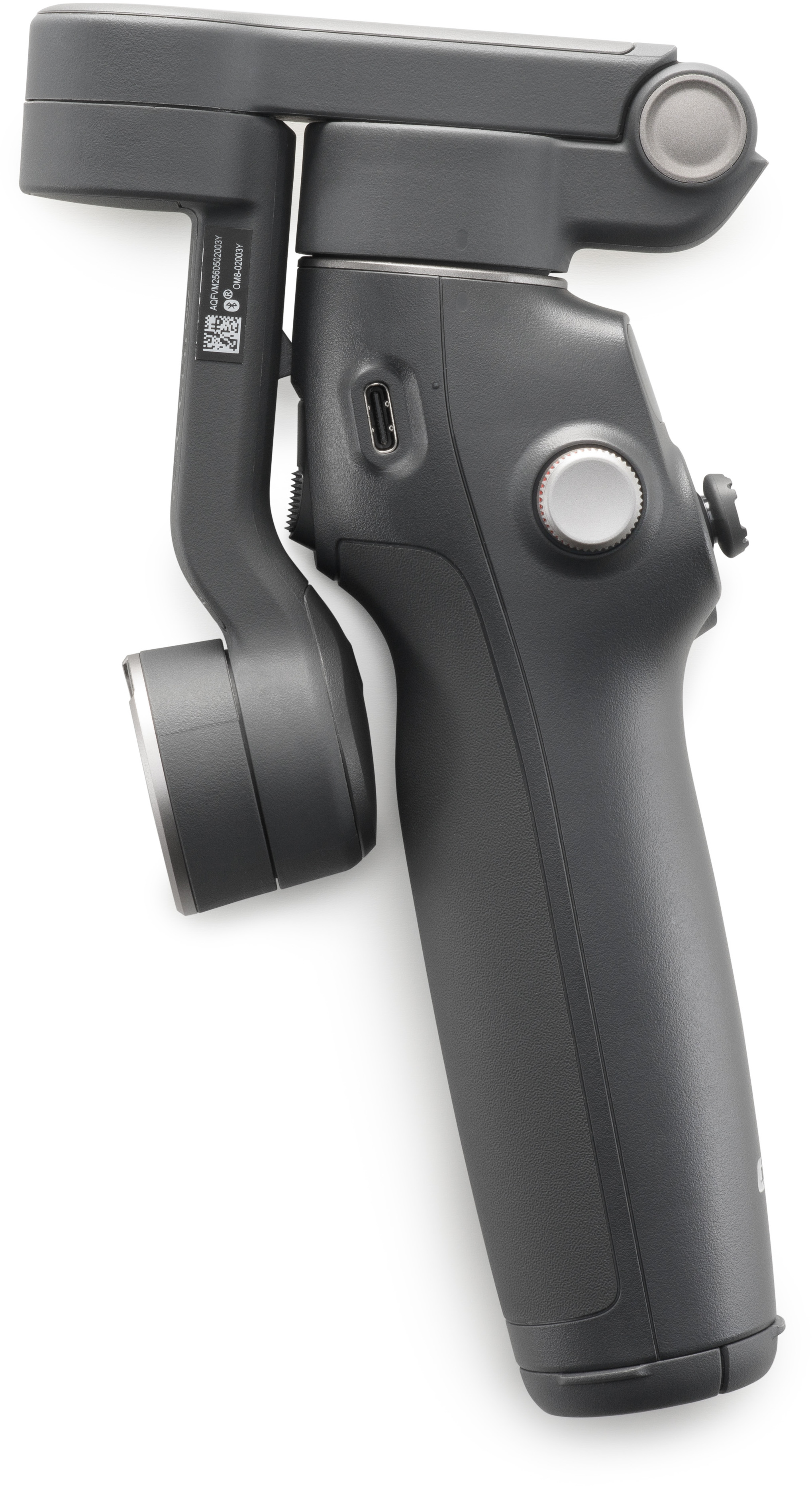 Egy sötétszürke kézi gimbal stabilizátor fehér háttéren. Különböző gombok és egy USB-port található rajta.
