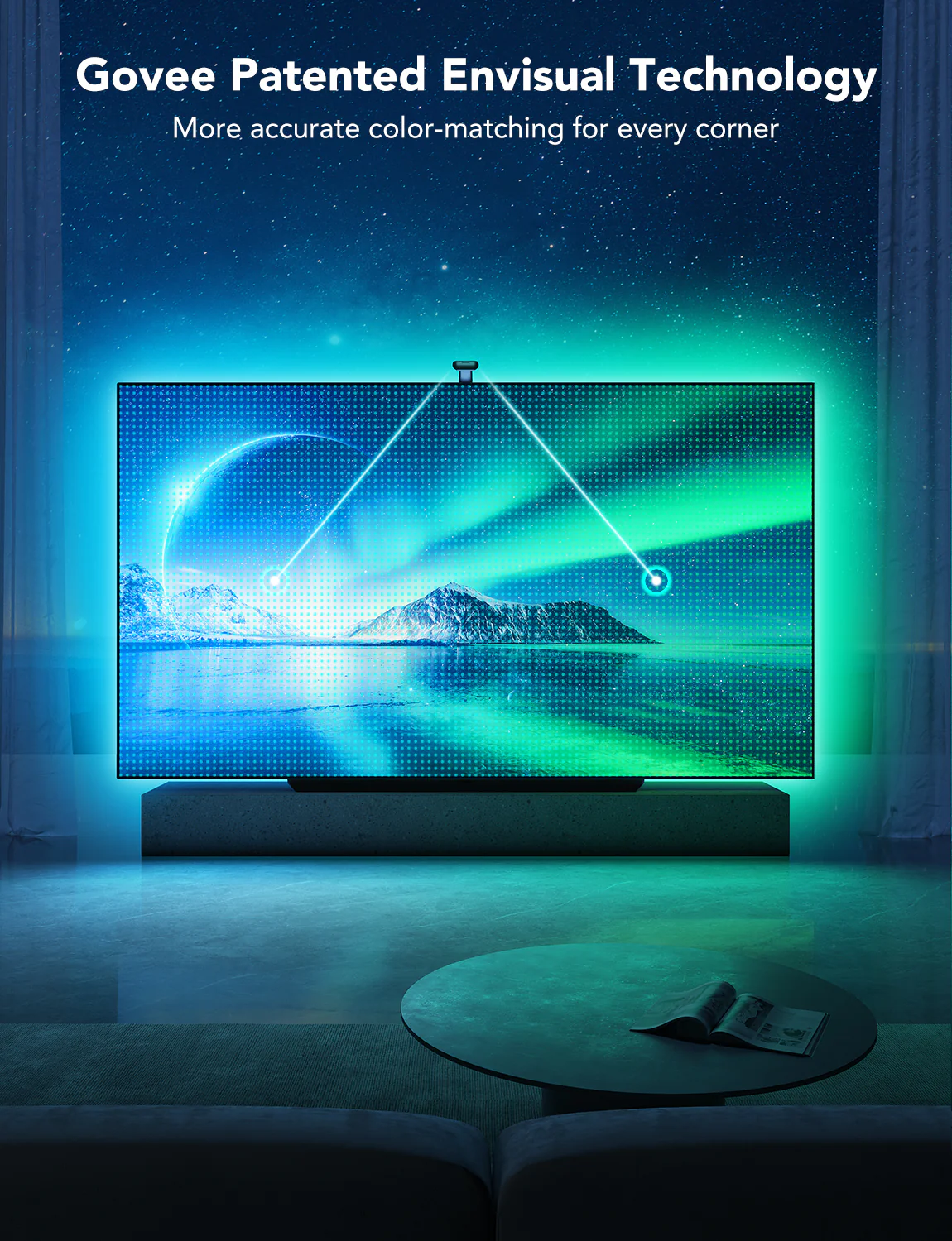 TV sarki fényt mutat hegyek felett. Egy dohányzóasztal magazinnal egy modern nappaliban, a kanapé előtt.