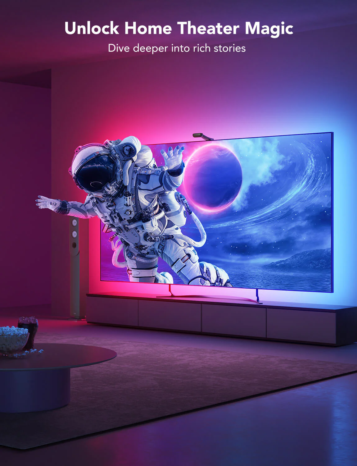 Egy űrhajós lebeg egy színes fényekkel megvilágított TV előtt. A szobában van egy asztal pattogatott kukoricával és egy hangszóró.
