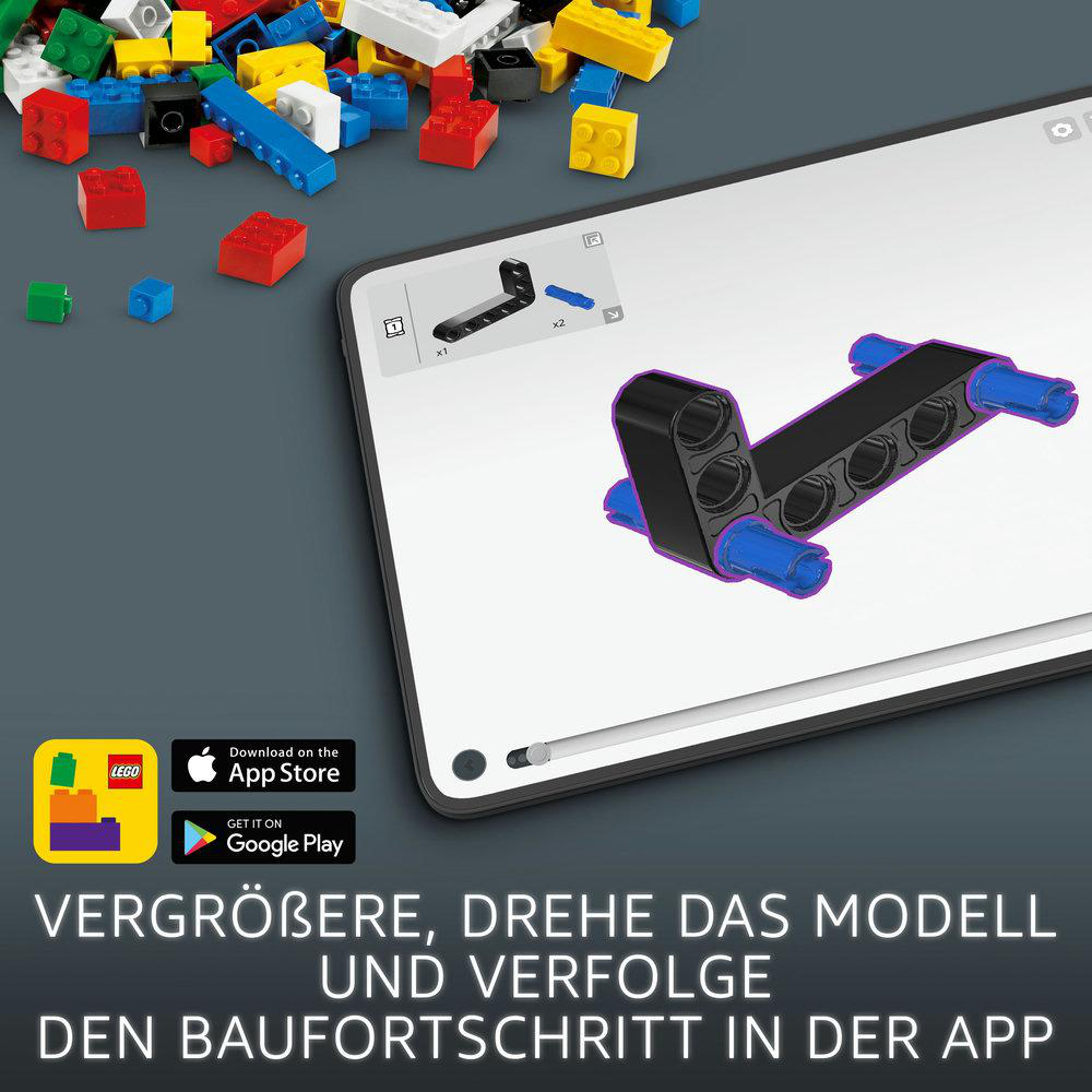 Das Bild zeigt ein Tablet mit LEGO-Anweisungen. Verstreute LEGO-Steine sind im Hintergrund. App Store- und Google Play-Logos sind vorhanden.