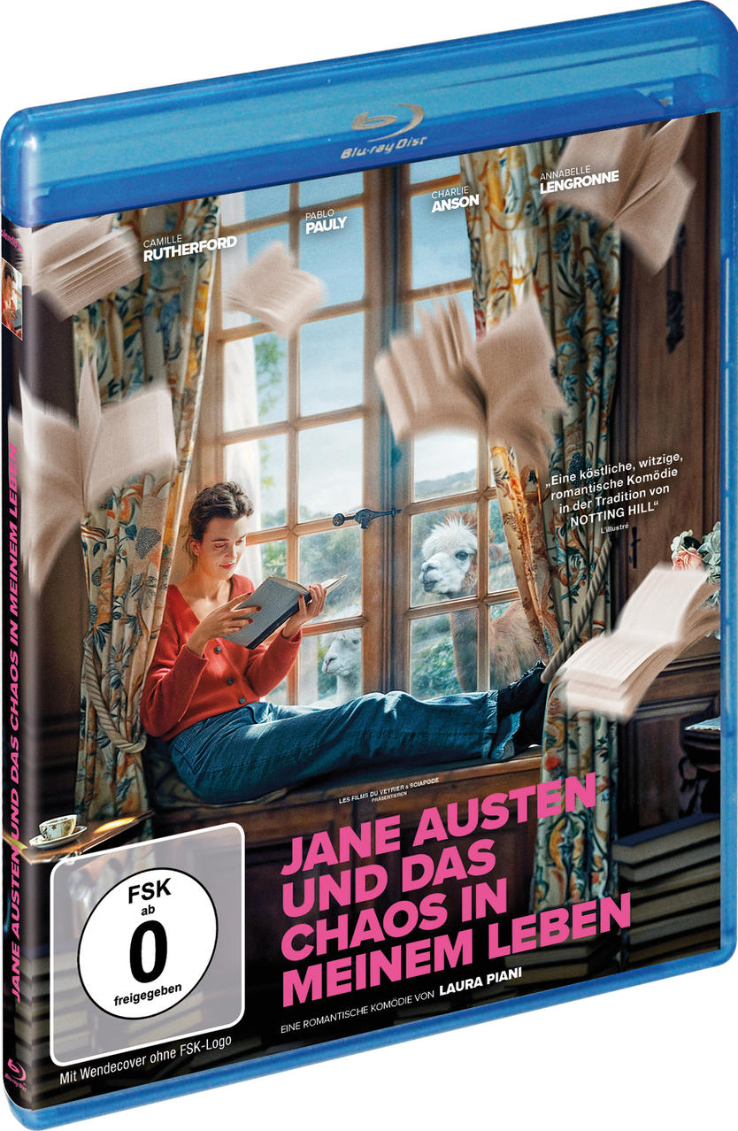 Eine Frau liest am Fenster mit schwebenden Büchern. Lamas sind draußen sichtbar. Der Titel zeigt den Filmtitel auf Deutsch.