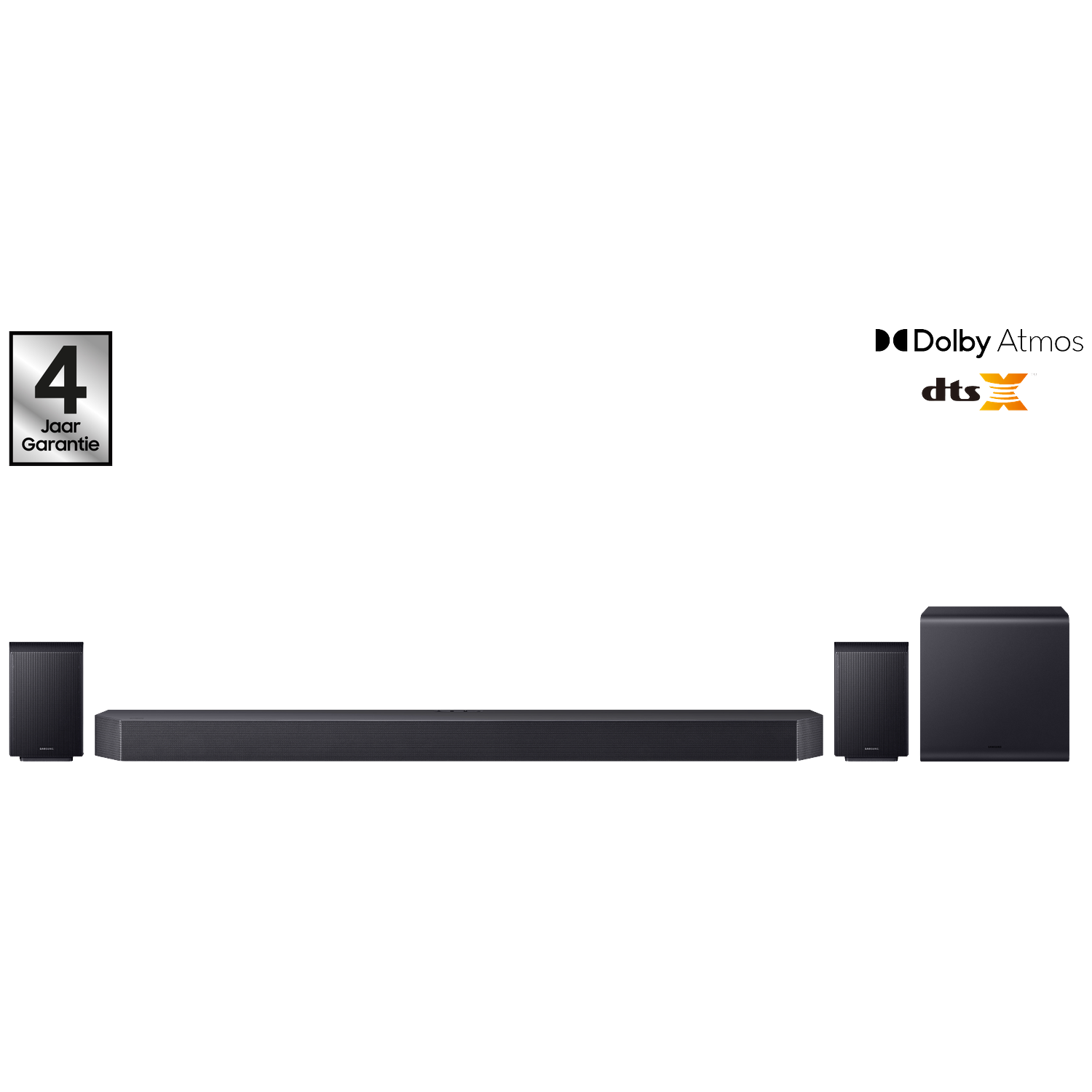 Een zwarte soundbar met subwoofer en twee satellietluidsprekers. Inclusief Dolby Atmos en DTS:X logo's en een 4 jaar garantie badge.