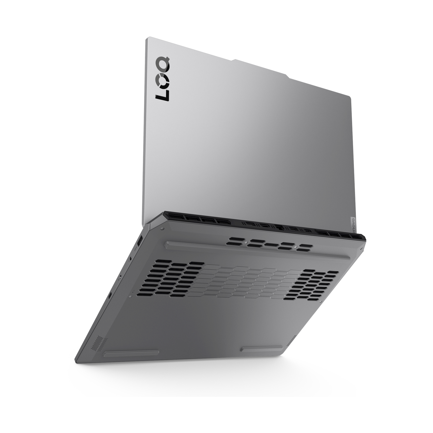 Un laptop Lenovo argentato è aperto ad angolo. La parte inferiore mostra prese d'aria e un motivo a nido d'ape. Il coperchio superiore ha il logo Lenovo.