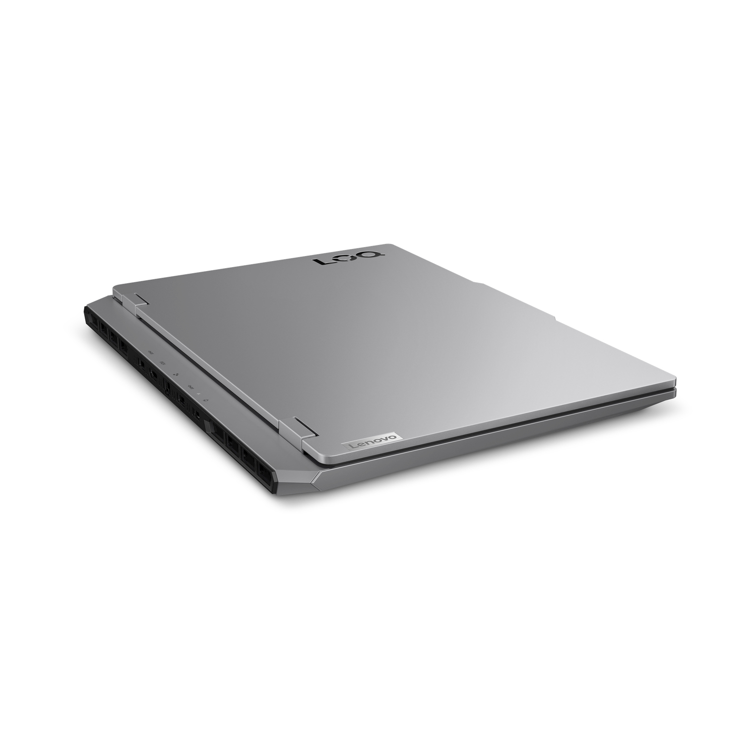 Un laptop Lenovo argentato è mostrato angolato su sfondo bianco. Il laptop è leggermente aperto, rivelando l'area della tastiera.