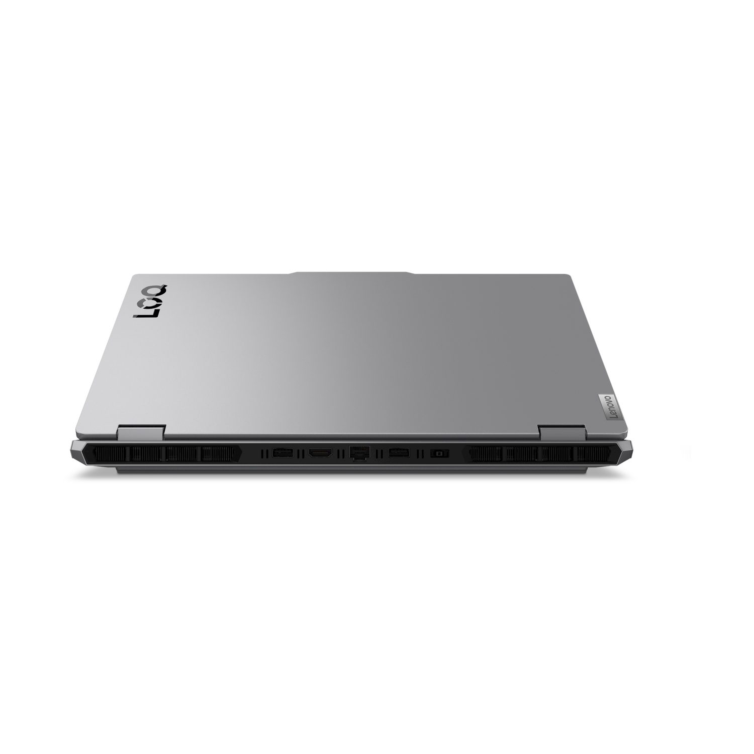 Laptop Lenovo argento chiuso su sfondo bianco. Il lato mostra porte e prese d'aria. Il coperchio ha un logo.