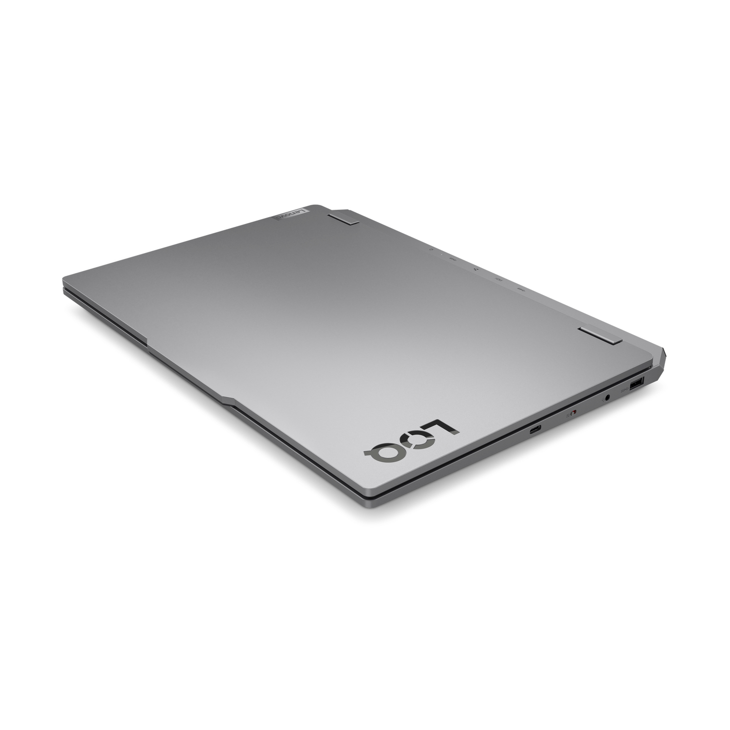 Un laptop grigio su sfondo bianco. Il laptop è chiuso e ha un logo Lenovo. Il laptop è leggermente angolato.