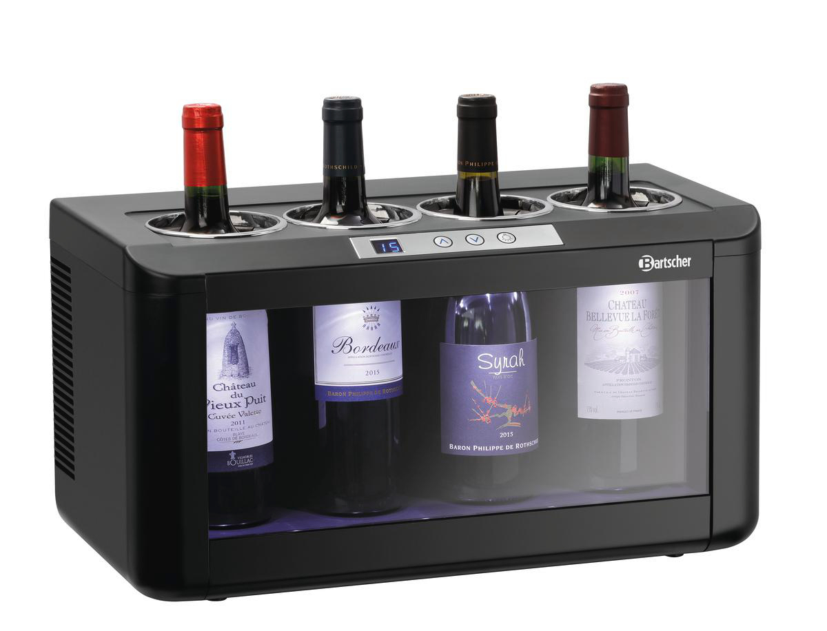 Ein schwarzer Weinkühler mit vier Flaschen oben und vier im Inneren. Etiketten von 'Chateau', 'Bordeaux' und 'Syrah' sind sichtbar.