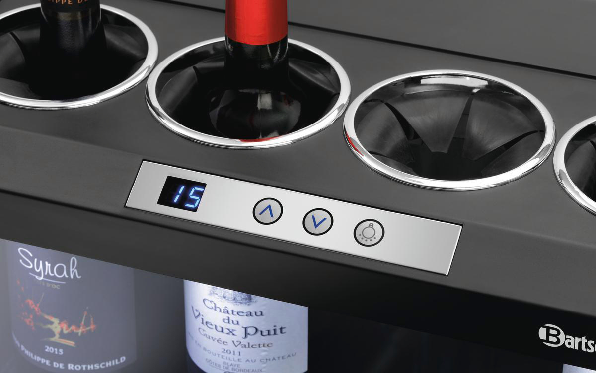 Weinkühler mit Flaschen, Digitalanzeige mit 15 und Bedientasten. Syrah- und Chateau-Etiketten sind sichtbar.
