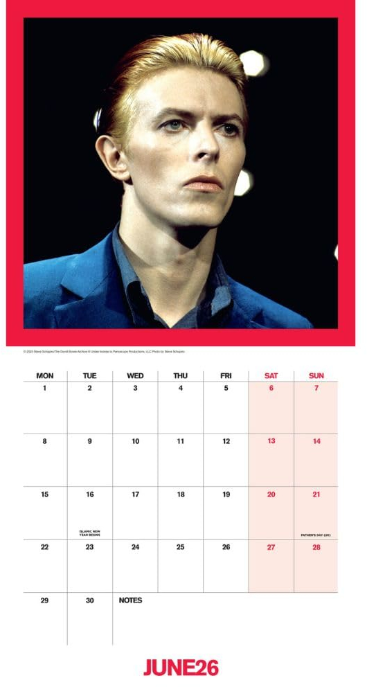 David Bowie portréja a naptárban. Június 26-a kiemelve. A fotó piros szegéllyel rendelkezik.