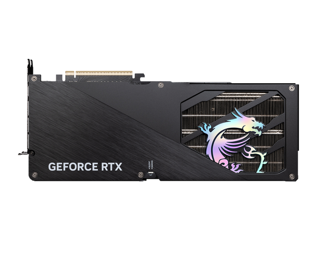 Bir ejderha logolu siyah bir GeForce RTX grafik kartı. Metalik bir yüzeye ve bir ızgaradan görülebilen bir soğutucuya sahip.