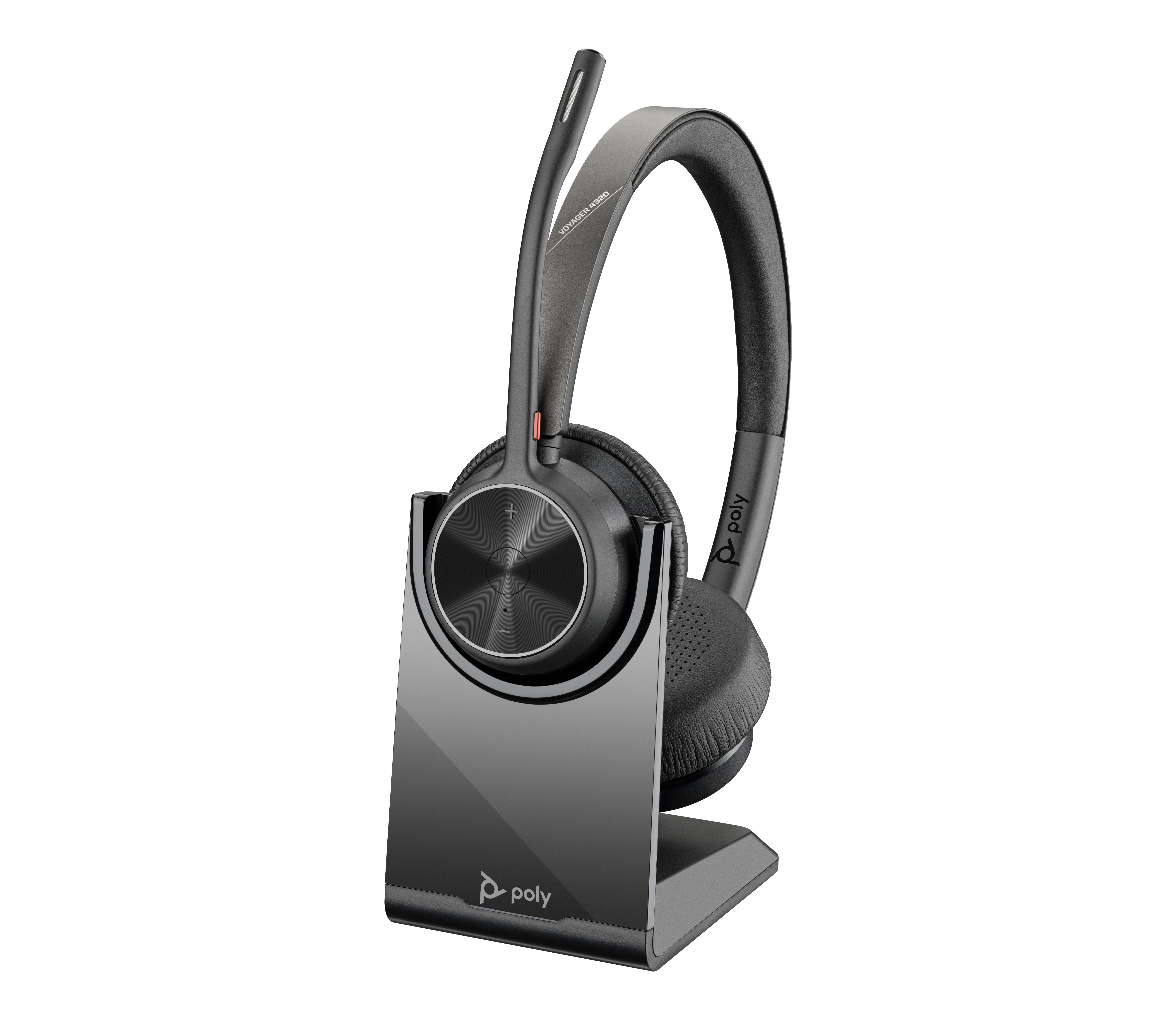 Schwarzes drahtloses Headset auf einer Ladestation. Das Headset hat ein Mikrofon und einen Ohrmuschel. Der Ständer hat ein Poly-Logo.