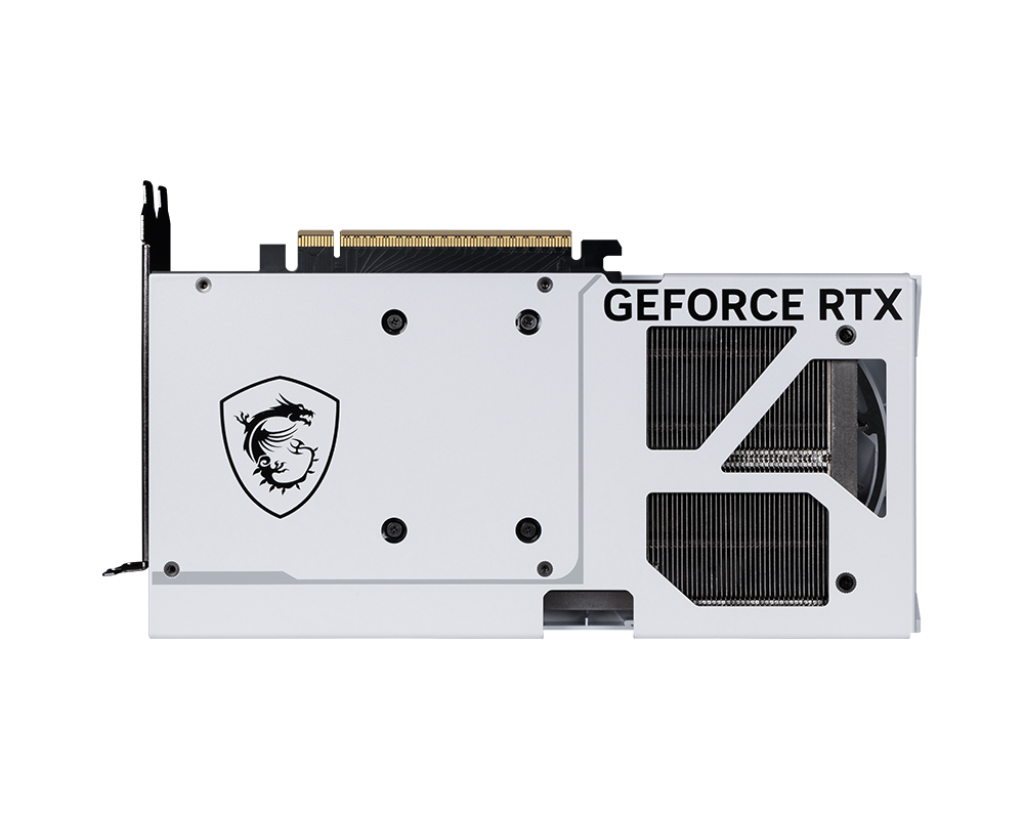 Bir ejderha logosu ve GEFORCE RTX yazısı olan beyaz bir grafik kartı. Siyah bir arka plan üzerinde bir fan ve soğutucuya sahip.